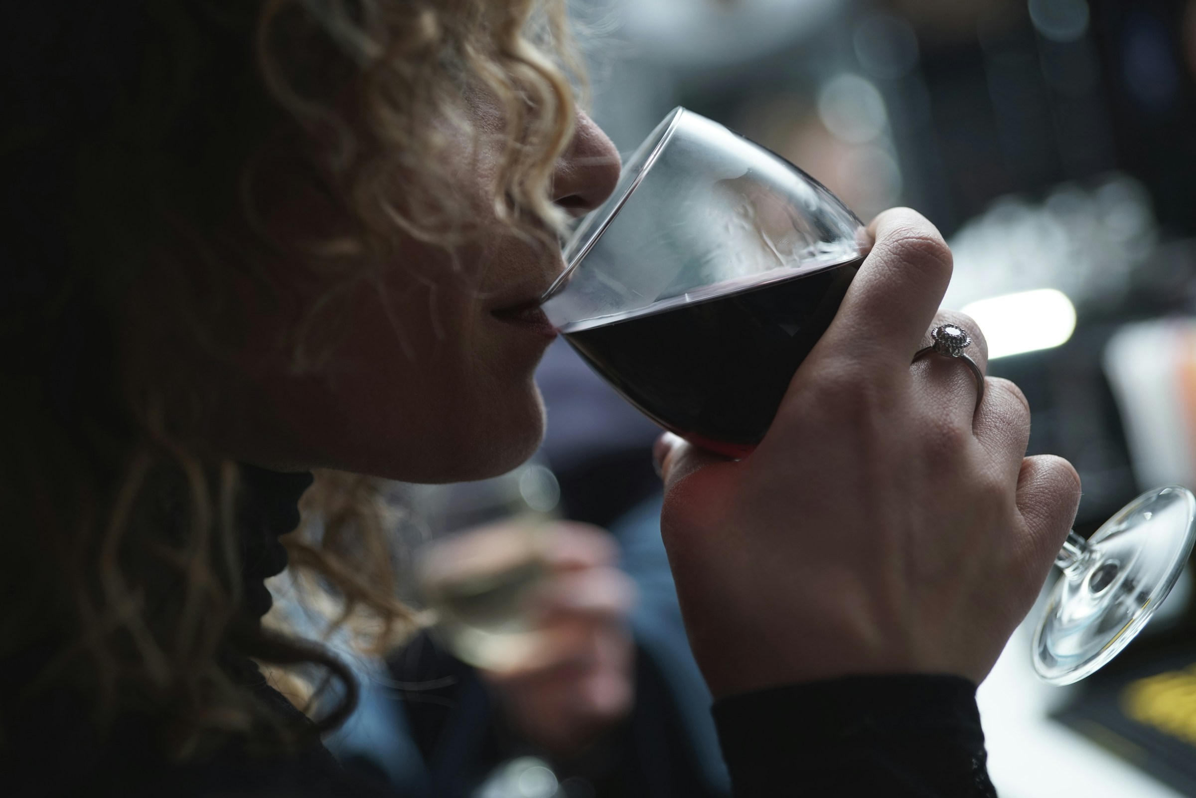 A woman drinking a glass of wine | Source: Unsplash