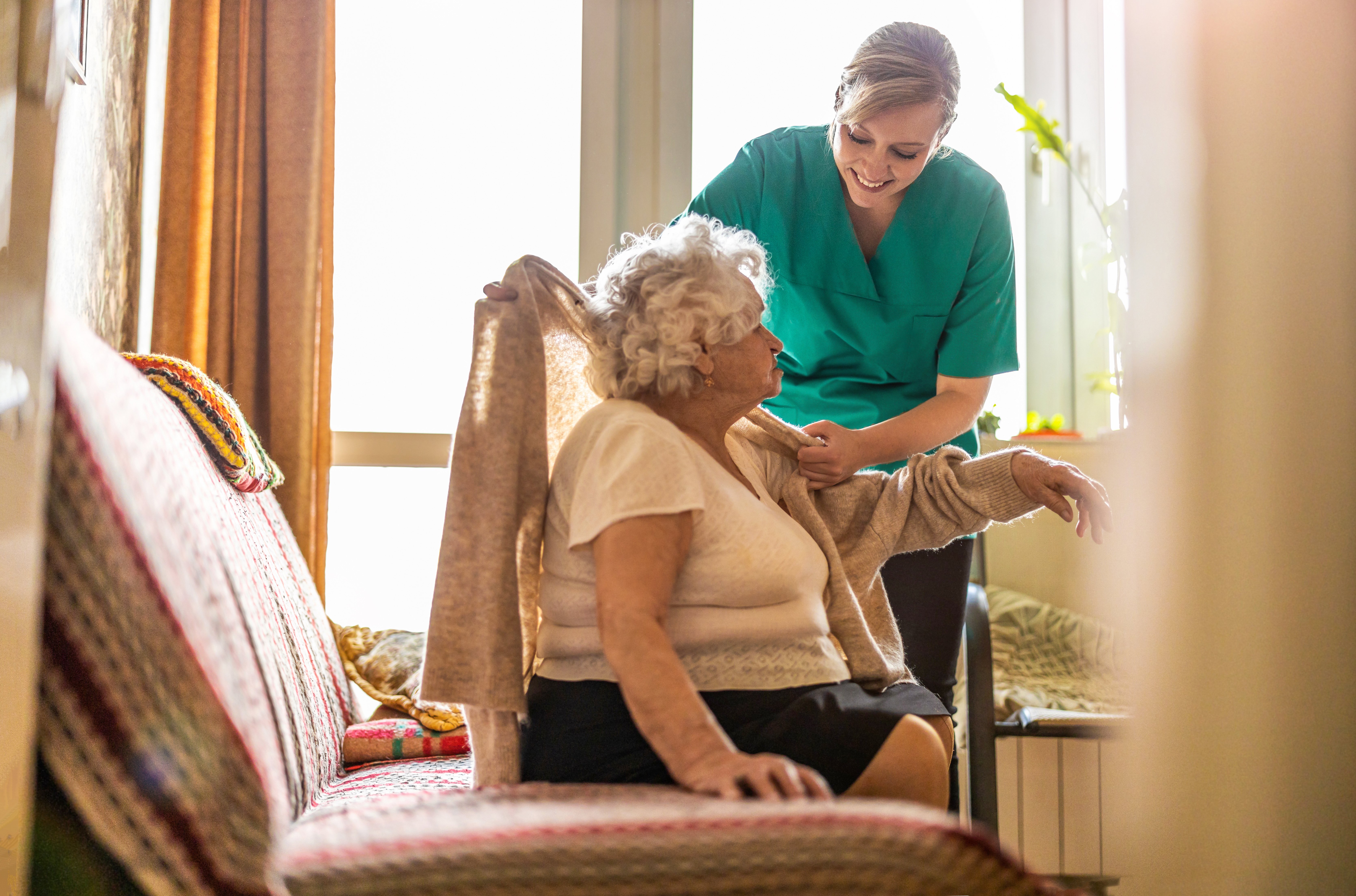 Infirmière prenant soin d'une femme âgée à la maison. | Photo : shutterstock
