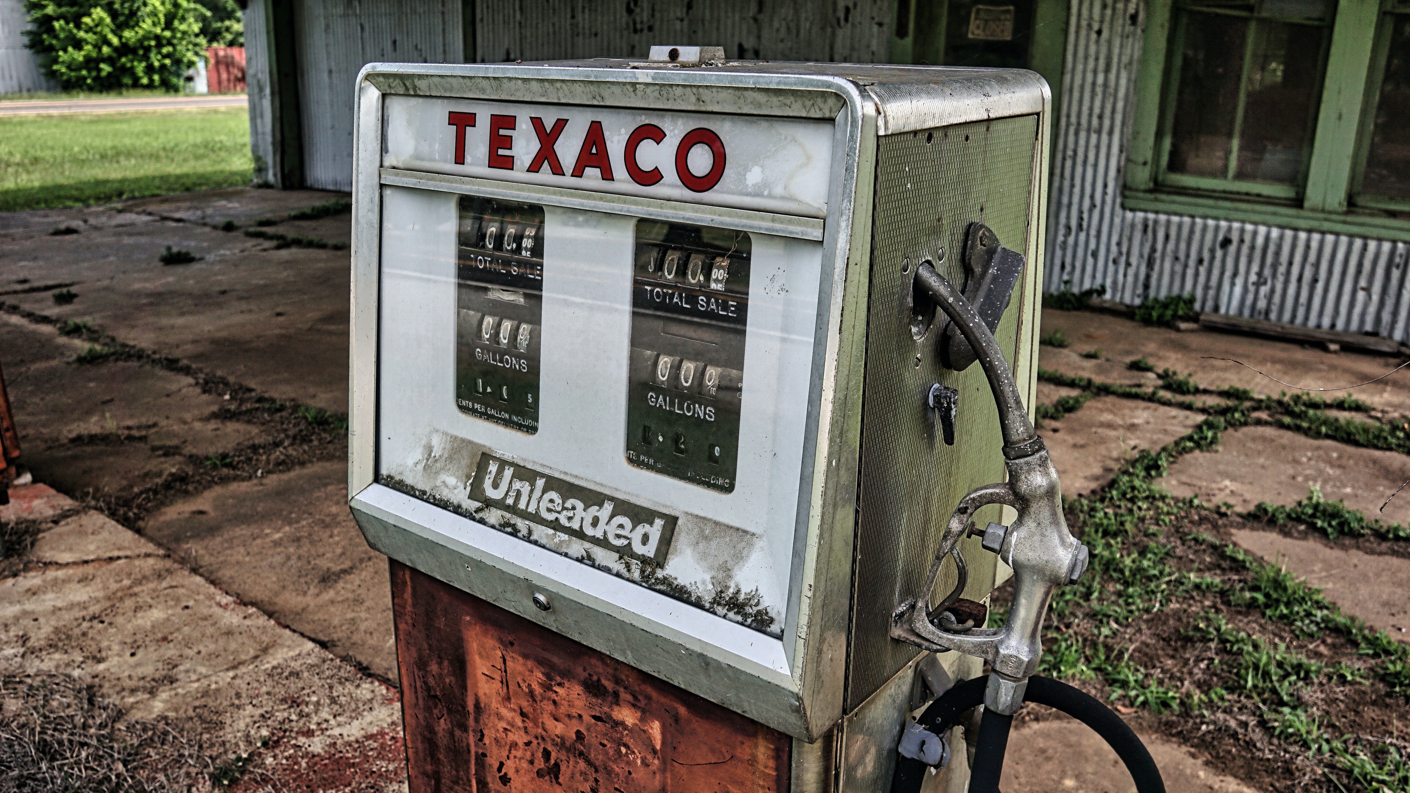 A gas pump for unleaded fuel | Photo: Pexels/Bearded Texan Travels