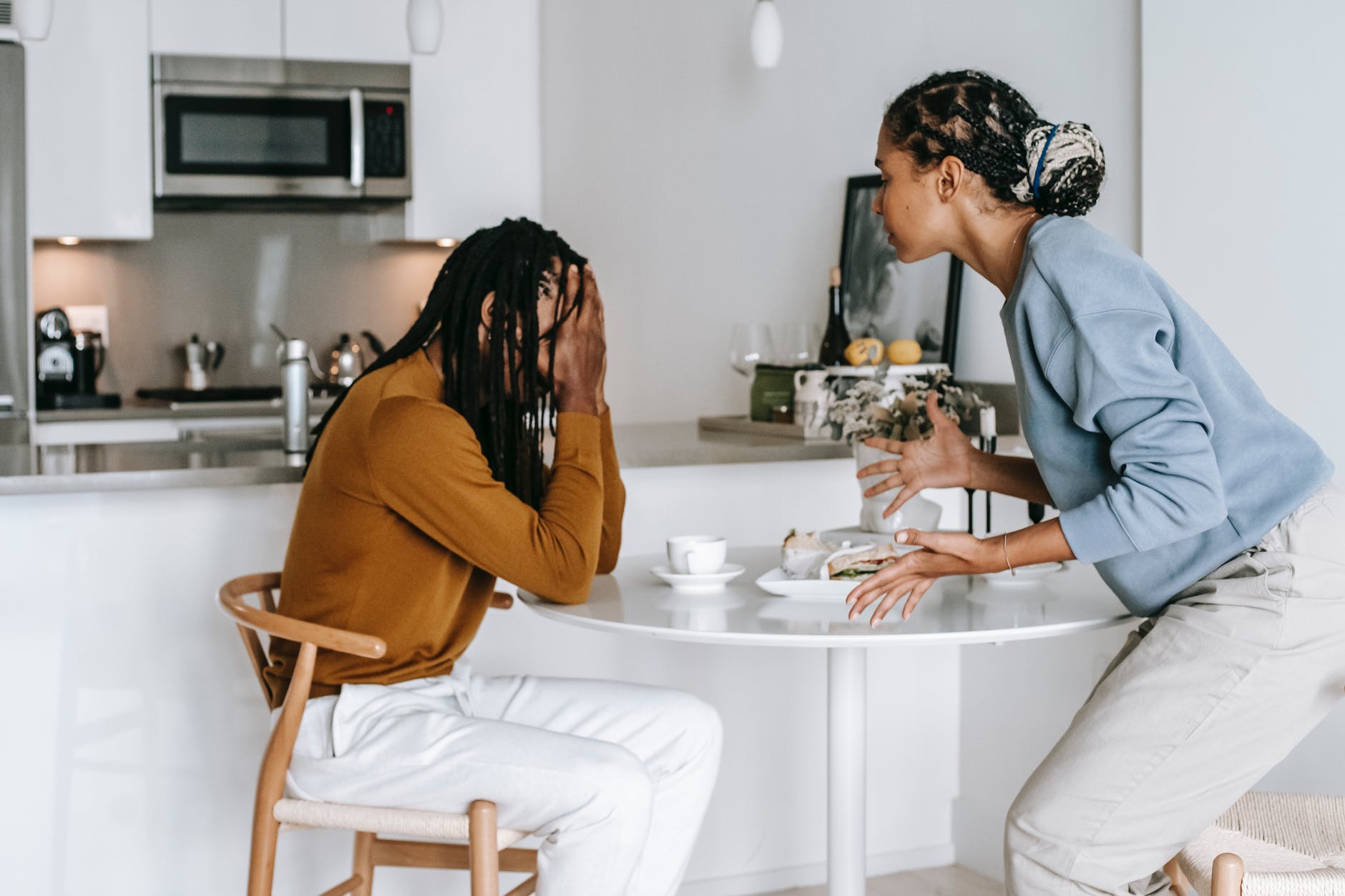 A couple arguing in the kitchen | Source: Pexels
