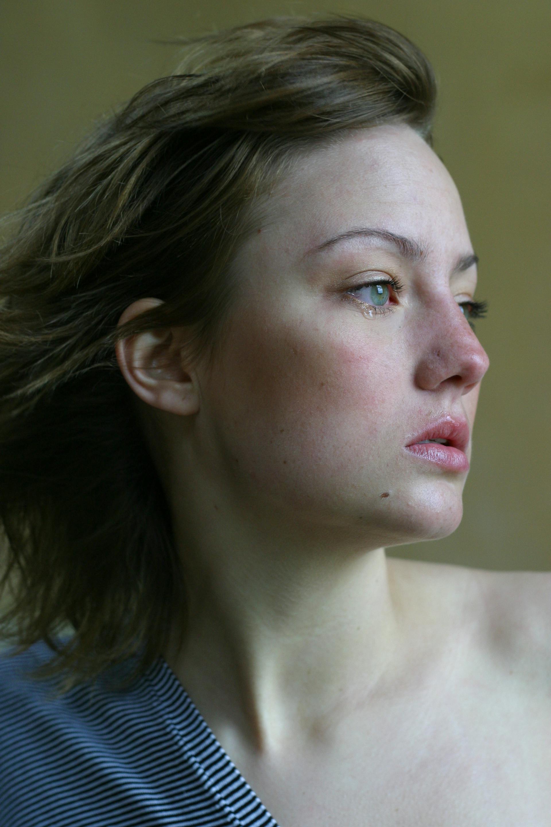 A teary-eyed woman looking sideways | Source: Pexels