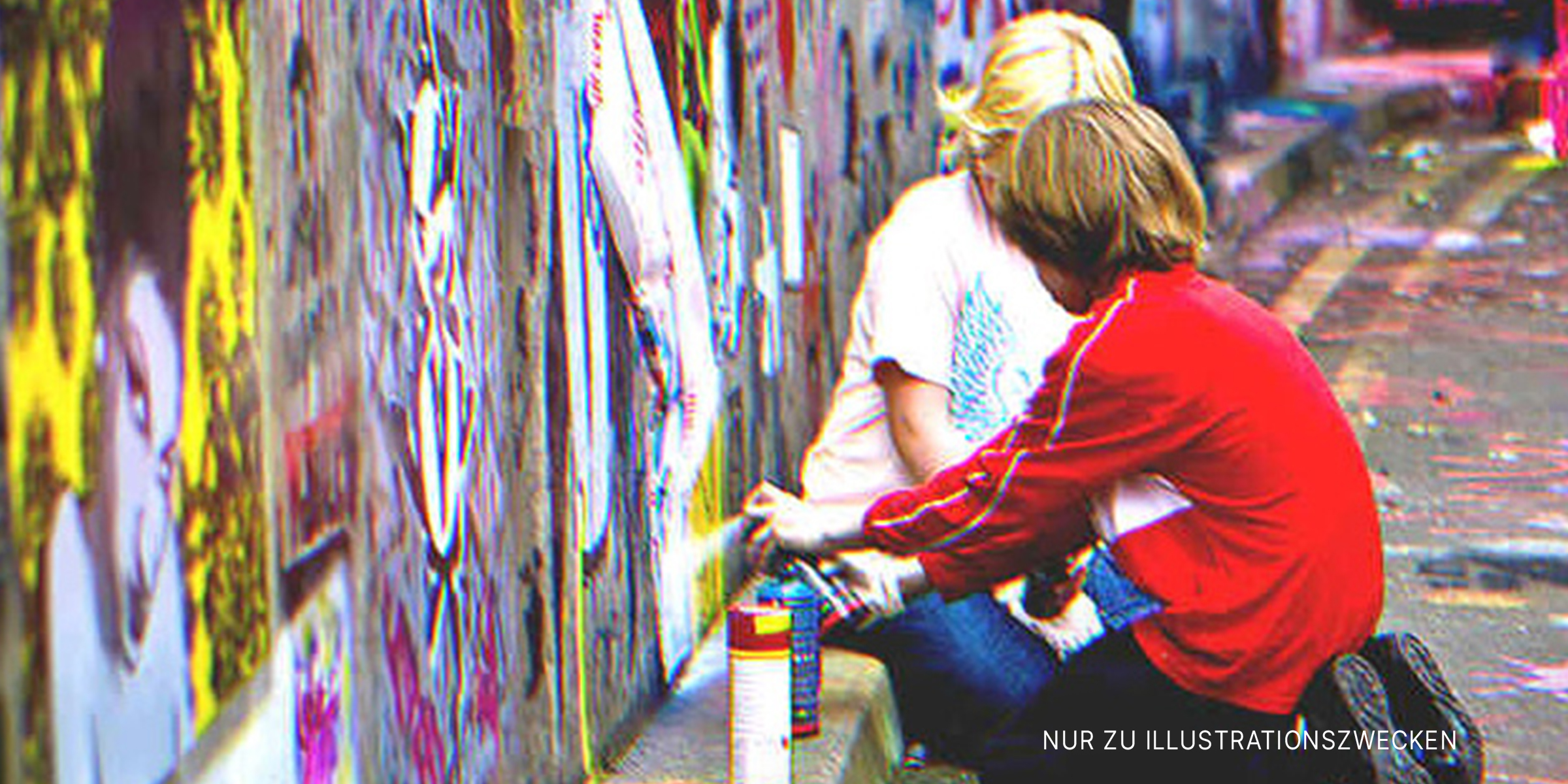 Kinder malen Graffiti | Quelle: Shutterstock