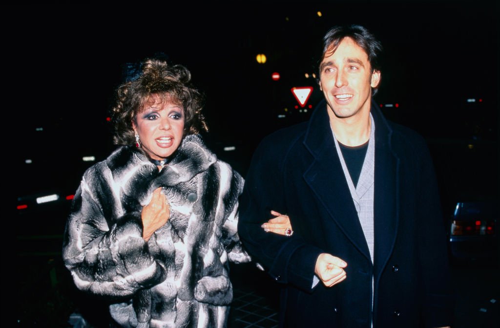 Vue de l'actrice espagnole Marujita Diaz (1932 - 2015) et de l'ancien garde du corps (de, et ancien mari de la princesse Stéphanie de Monaco) Daniel Ducruet, Madrid, Espagne, 1997 | Photo : Getty Images.