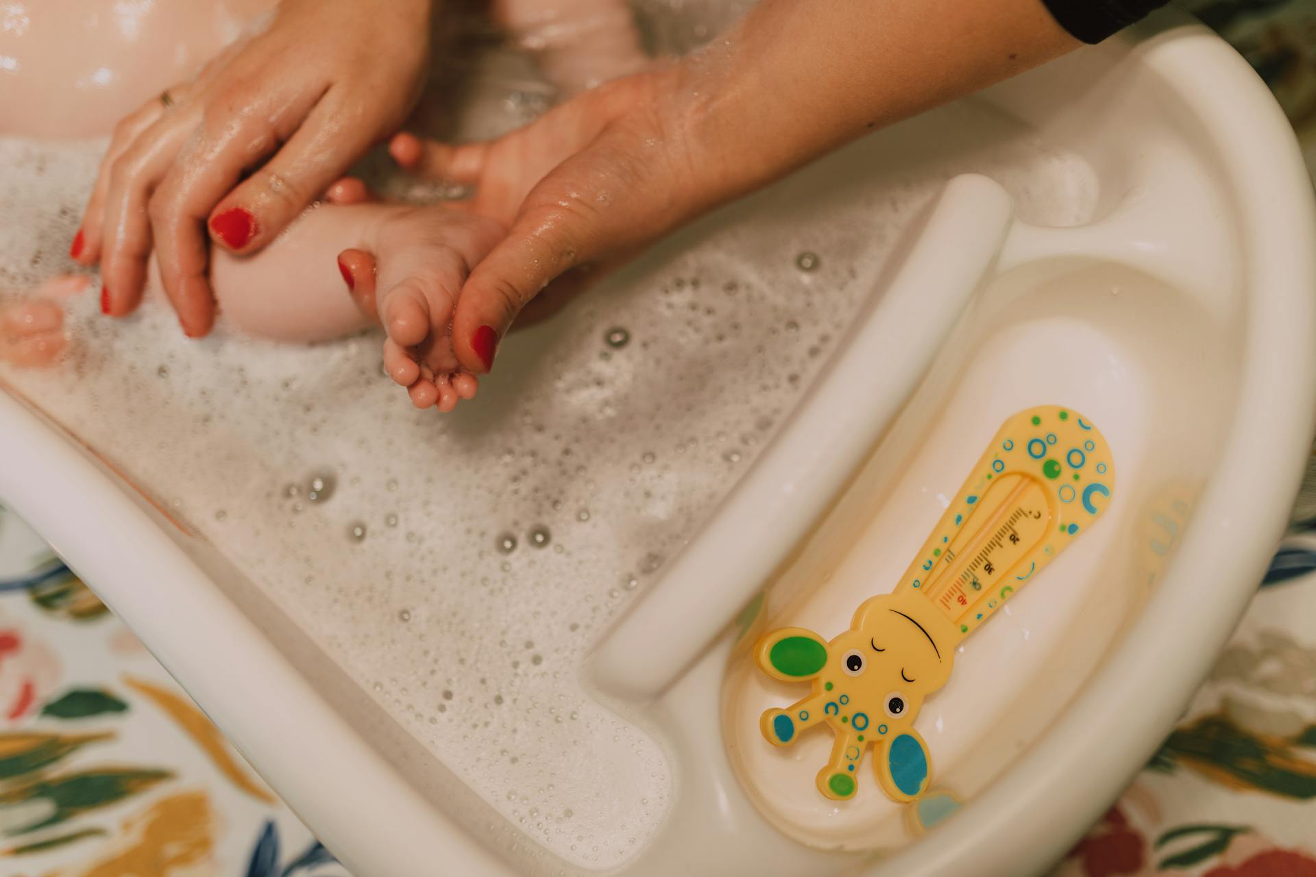 A woman bathing a baby | Source: Pexels