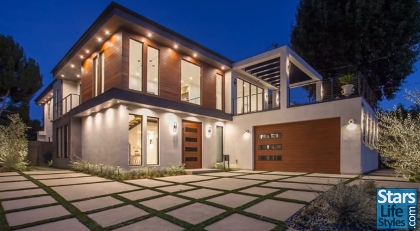 The exterior of Wiz Khalifa's modern Encino mansion is shown in a post published on February 24, 2019. | Source: YouTube/Stars Lifestyles