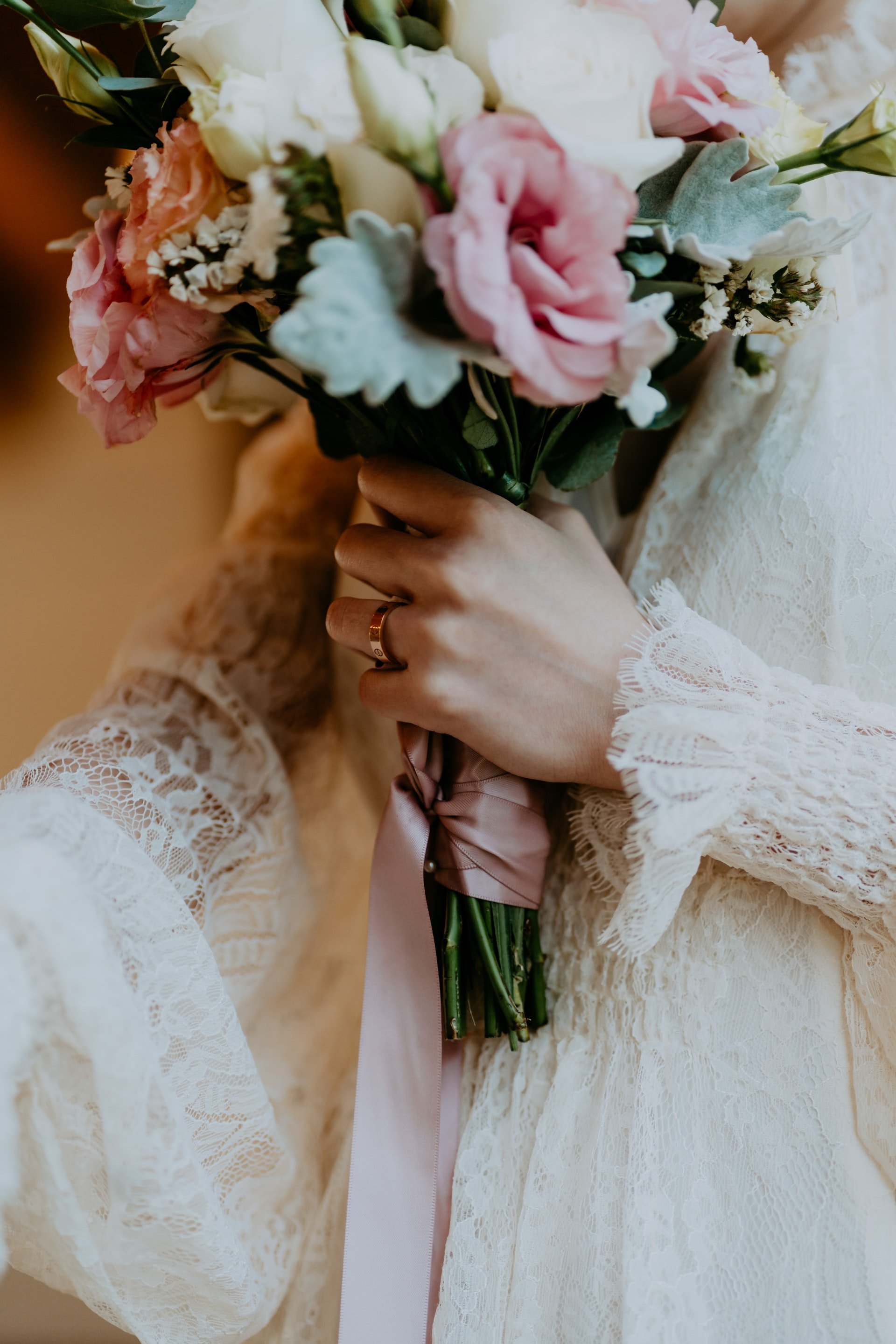 Bride holding flowers | Source: Unsplash