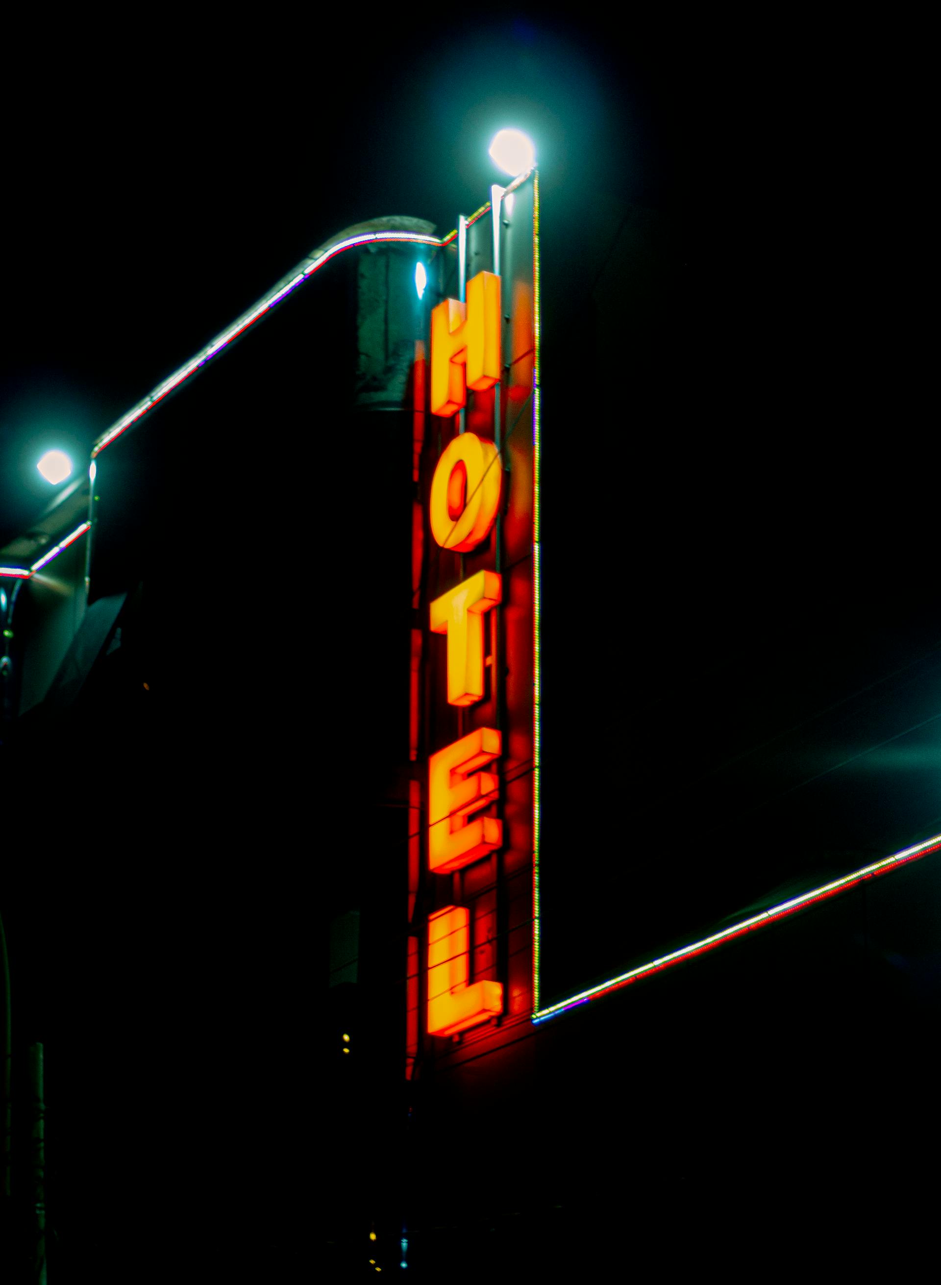 A hotel sign | Source: Pexels