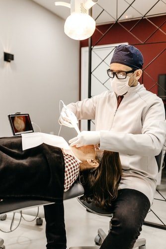 Un dentiste examinant une patiente. | Photo : Unsplash