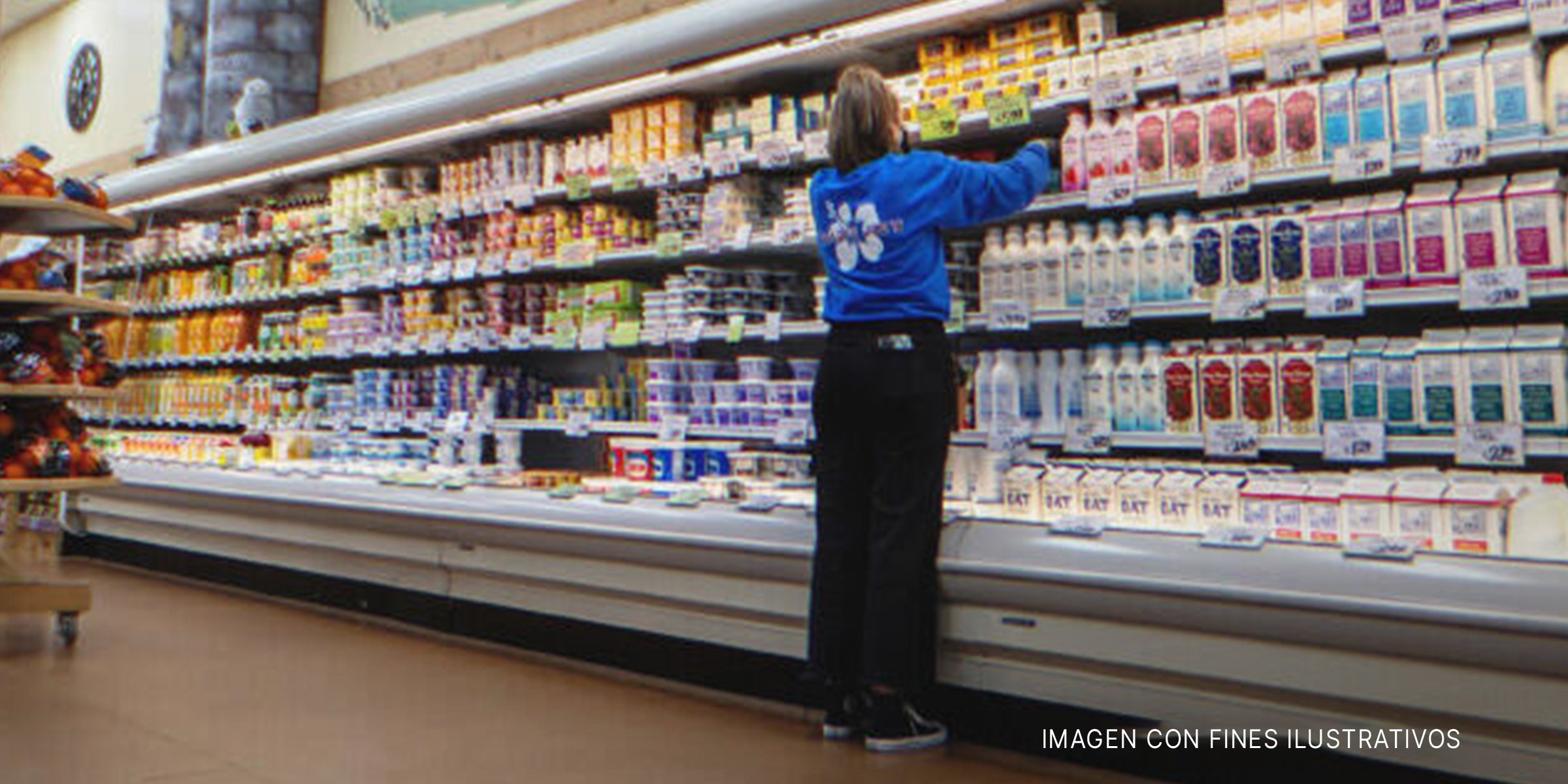 Mujer que trabaja en una tienda de comestibles. | Foto: Shutterstock