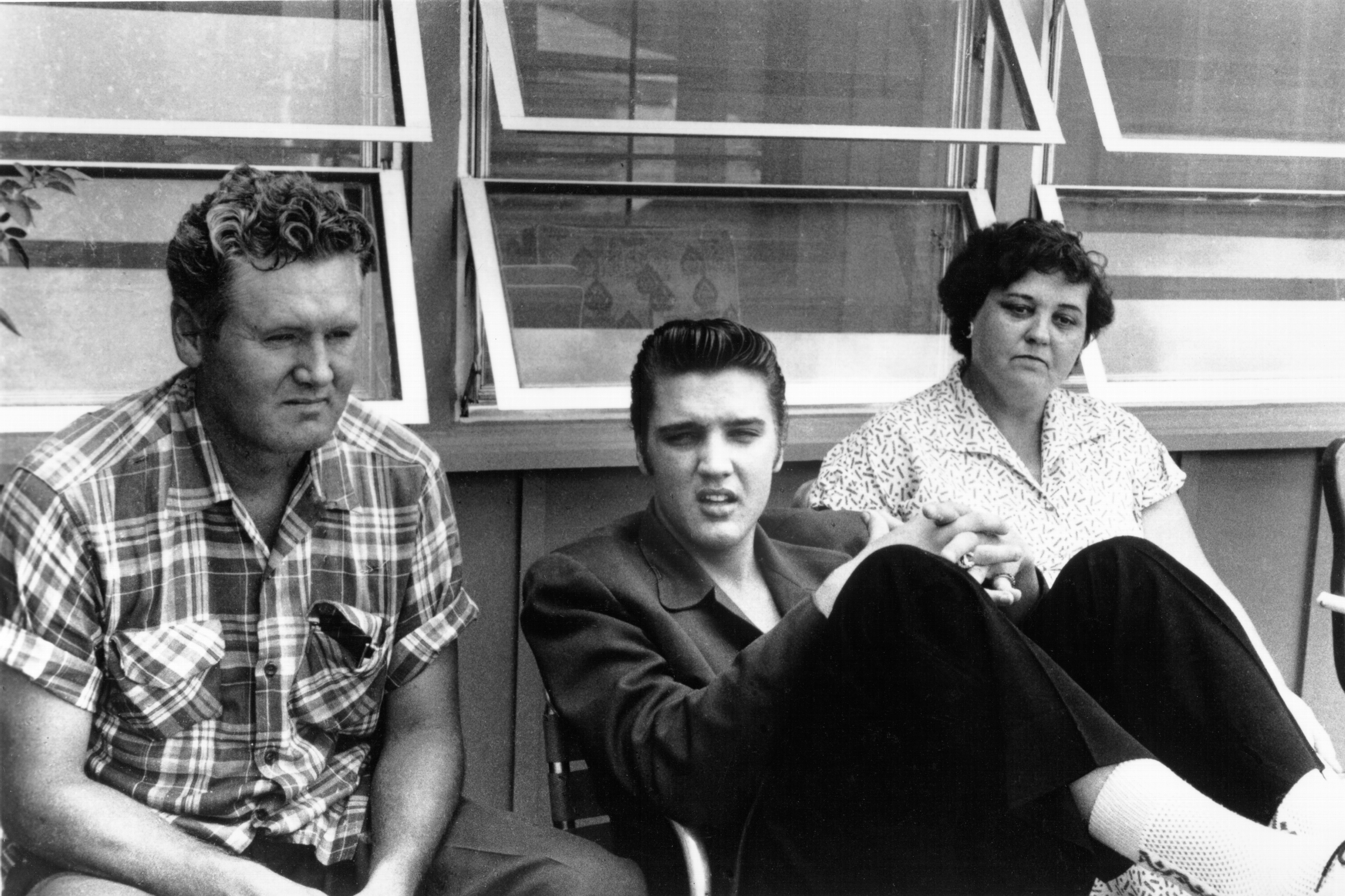 Elvis Presley photographed with his parents Vernon and Gladys in 1956 | Source: Getty Images