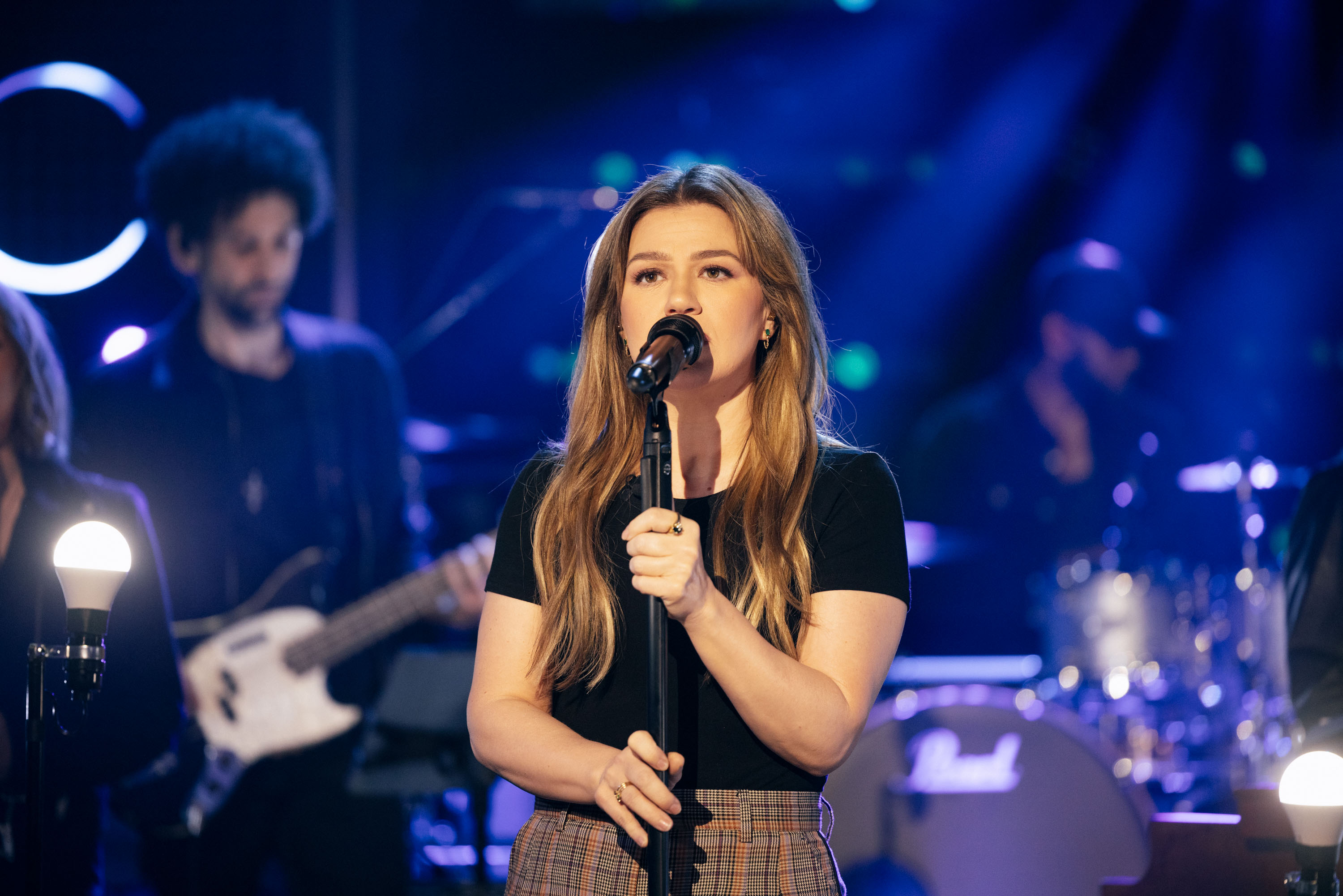 Kelly Clarkson performs onstage on "The Kelly Clarkson Show" Season 6 on February 5, 2025 | Source: Getty Images