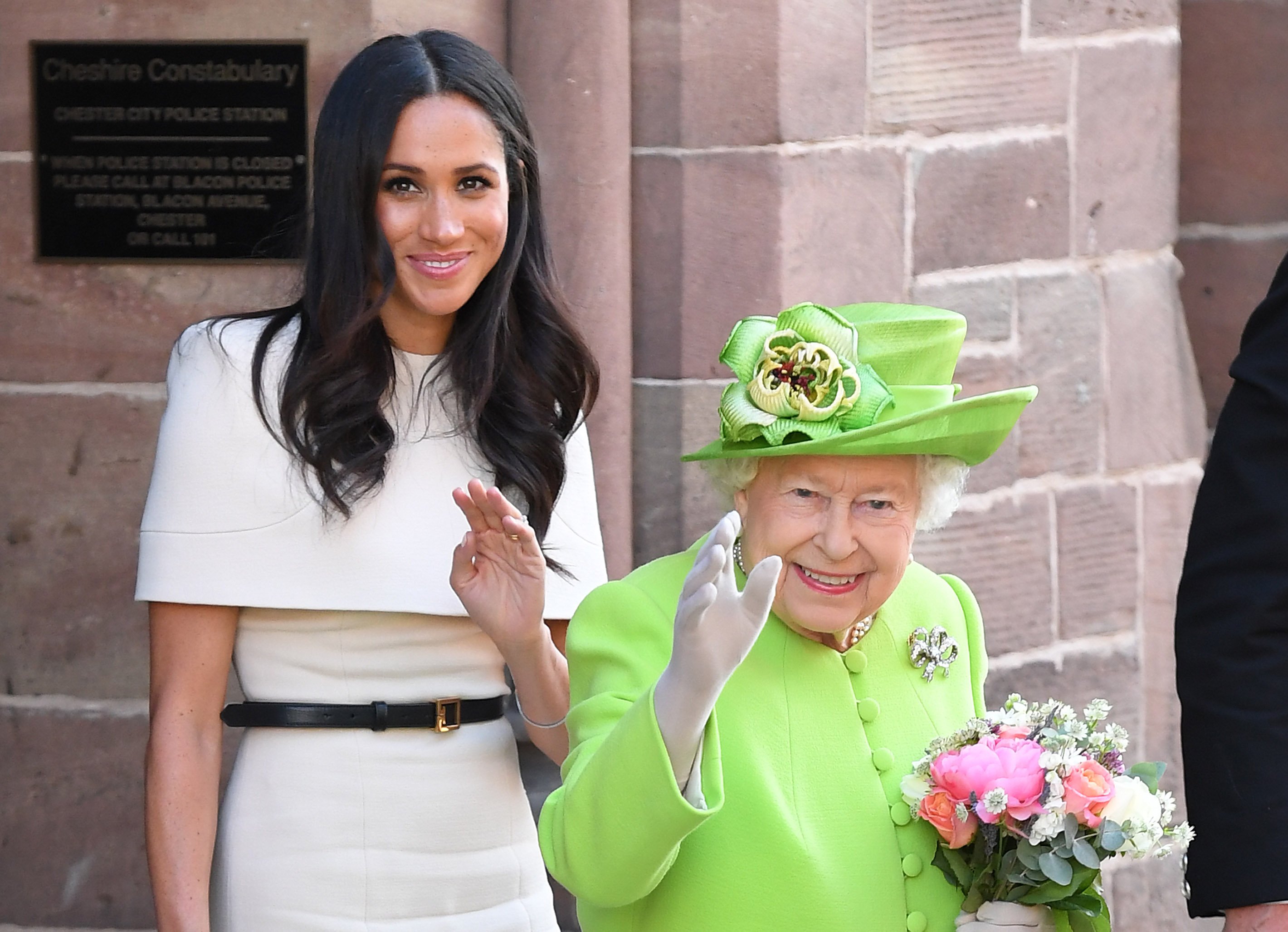Meghan, Herzogin von Sussex und Königin Elizabeth II. verlassen das Rathaus von Chester, wo sie als Gäste des Stadtrats von Chester am 14. Juni 2018 in Chester, England, an einem Mittagessen teilnahmen | Quelle: Getty Images