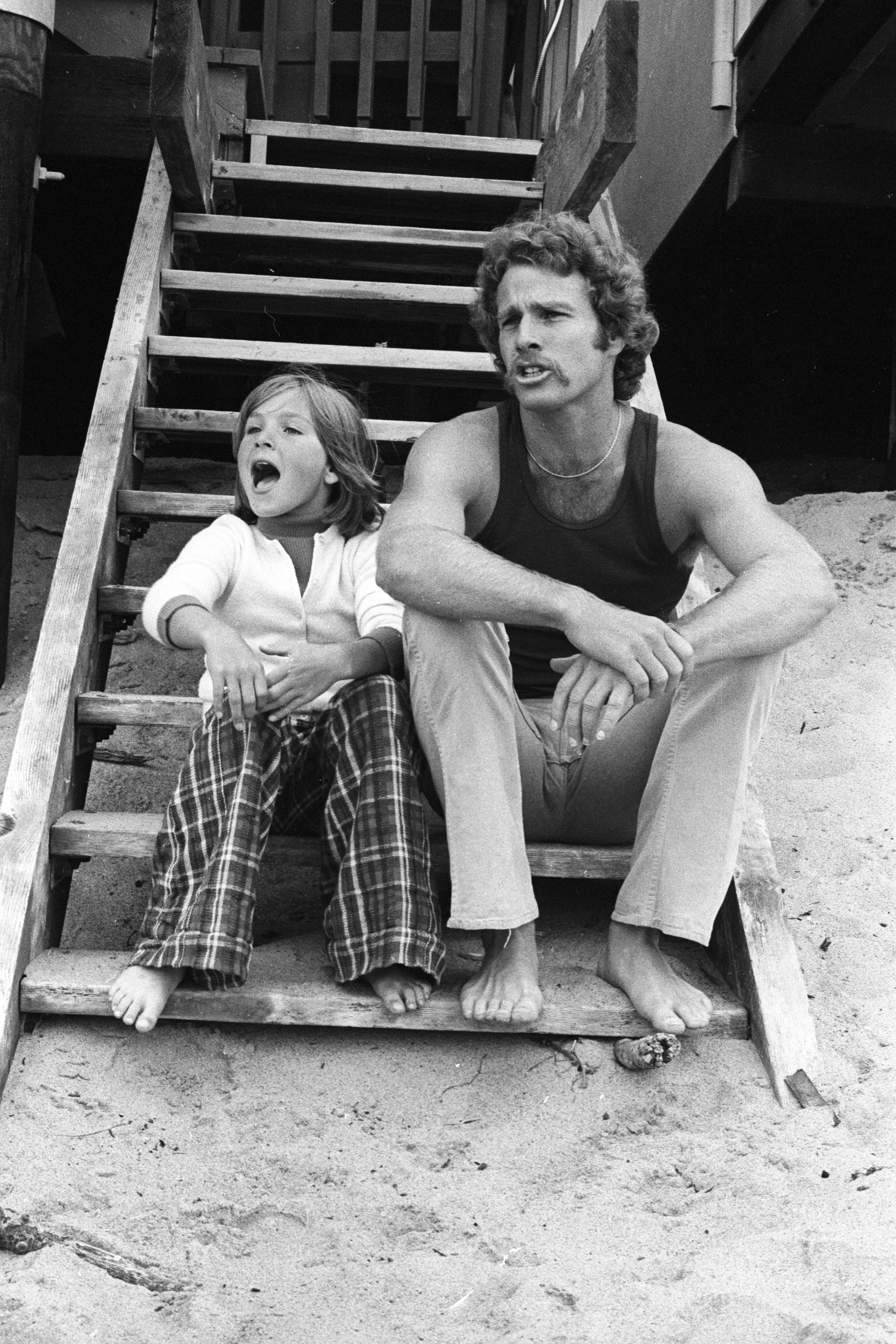 Ryan O'Neal posing with his daughter Tatum O'Neil on April 27, 1973 in Malibu, California | Source: Getty Images