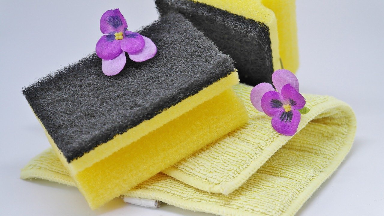 Two cleaning scrubbers and a cloth with flowers for decoration | Photo: Pixabay/RitaE