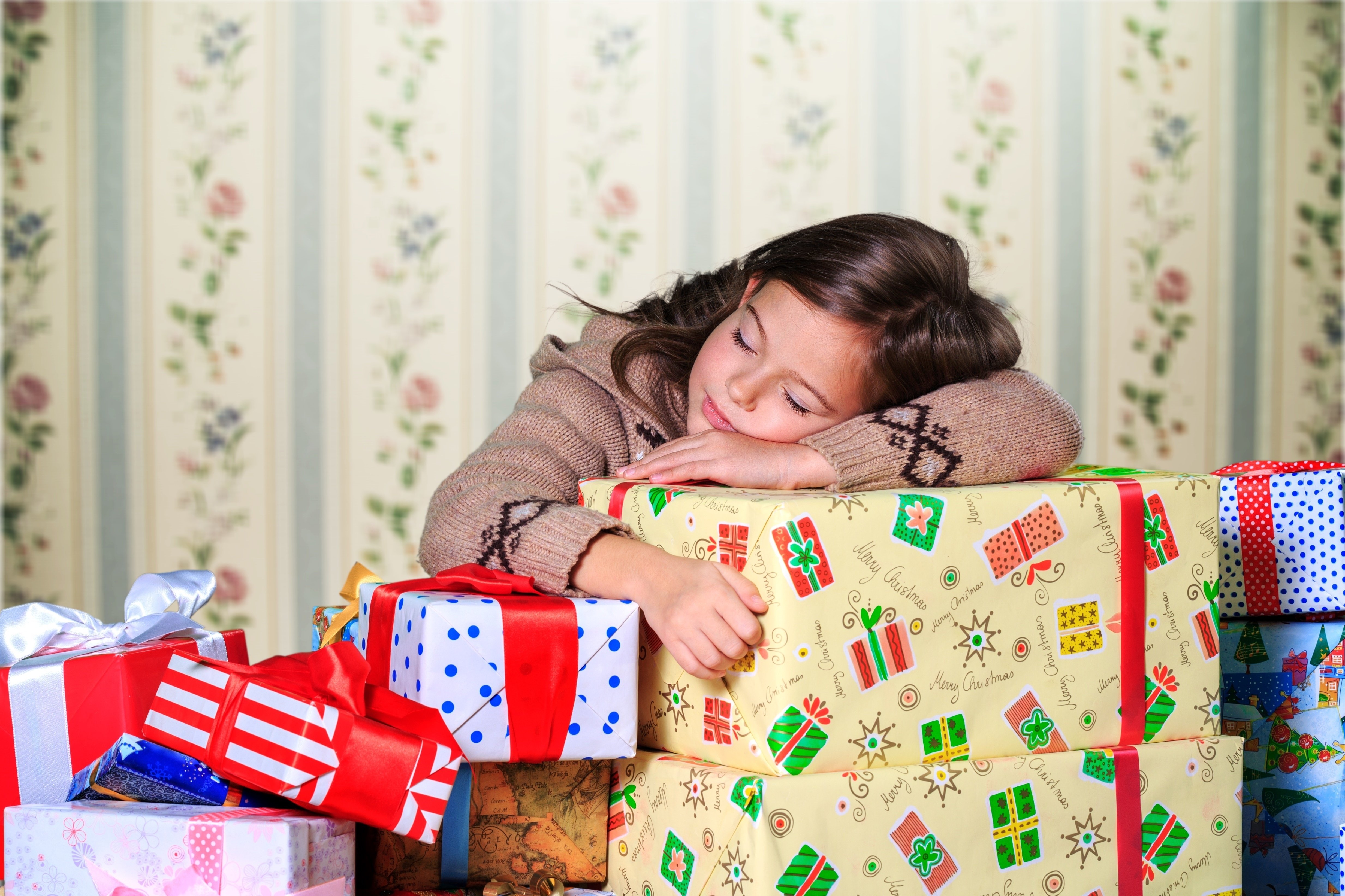 Mädchen mit Geschenken | Quelle: Shutterstock