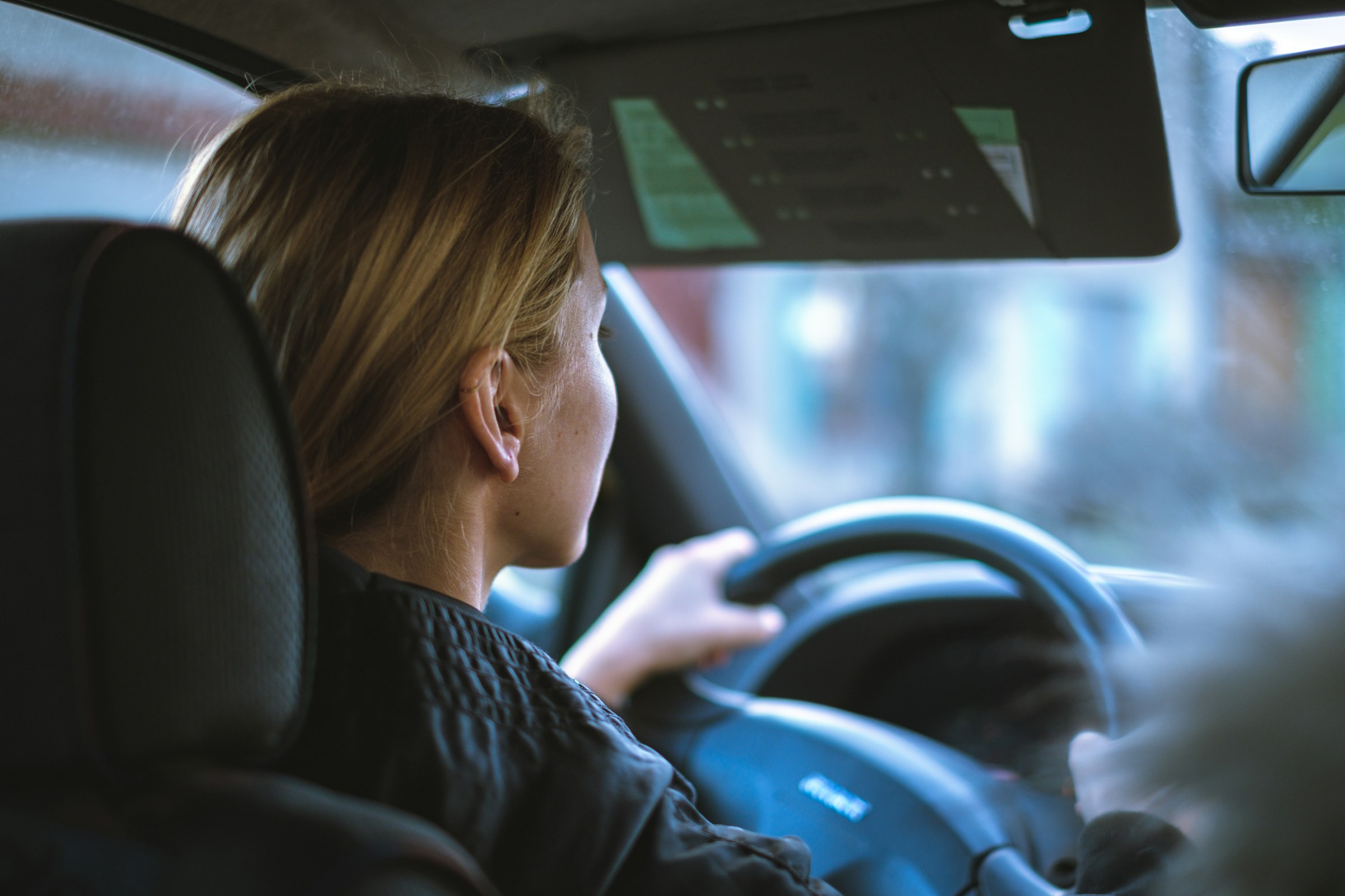 A worried woman driving her car | Source: Unsplash