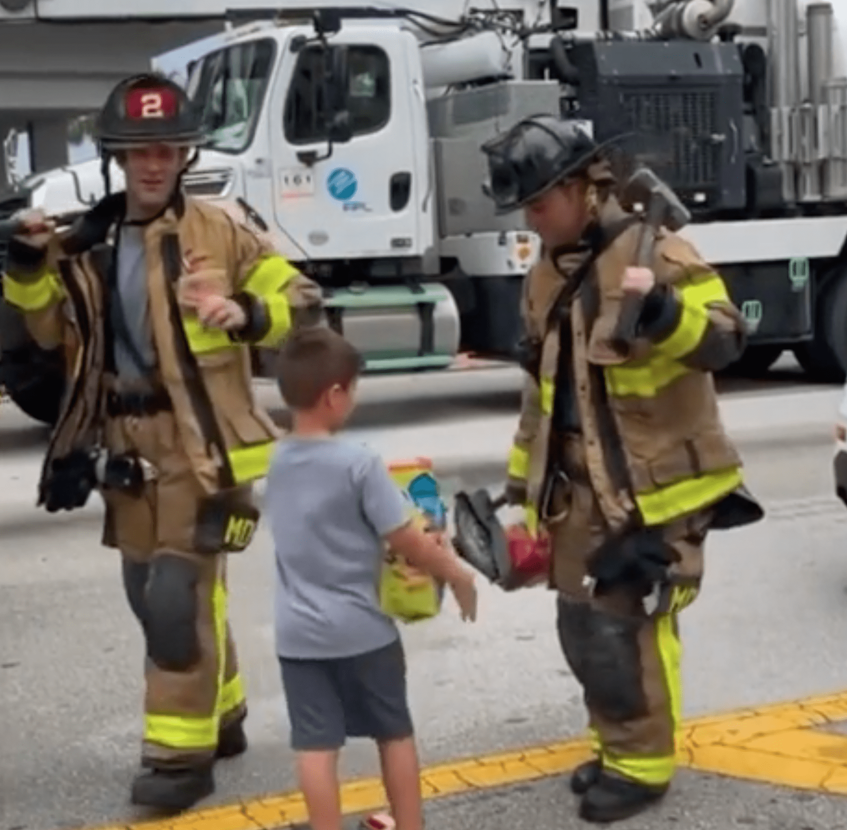 Boy distributes candy and sodas to firemen | Photo: Reddit/Thund3rbolt 