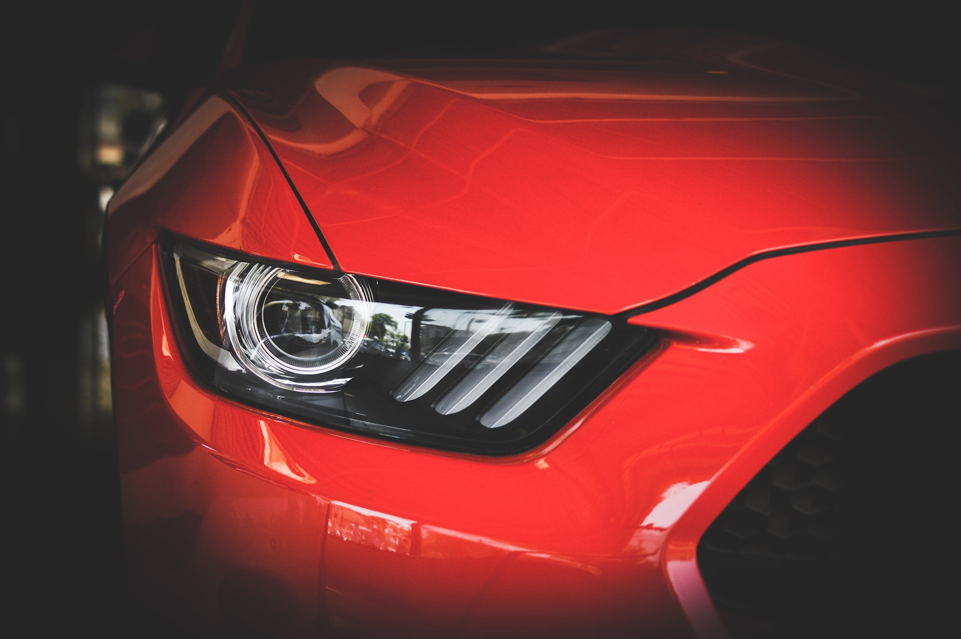 A Mustang's headlight | Source: Pexels