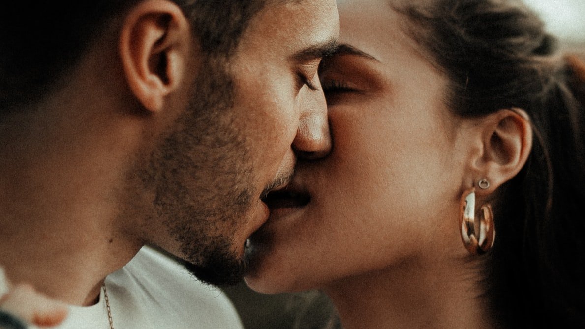 One day Rafael and I found ourselves kissing | Source: Unsplash