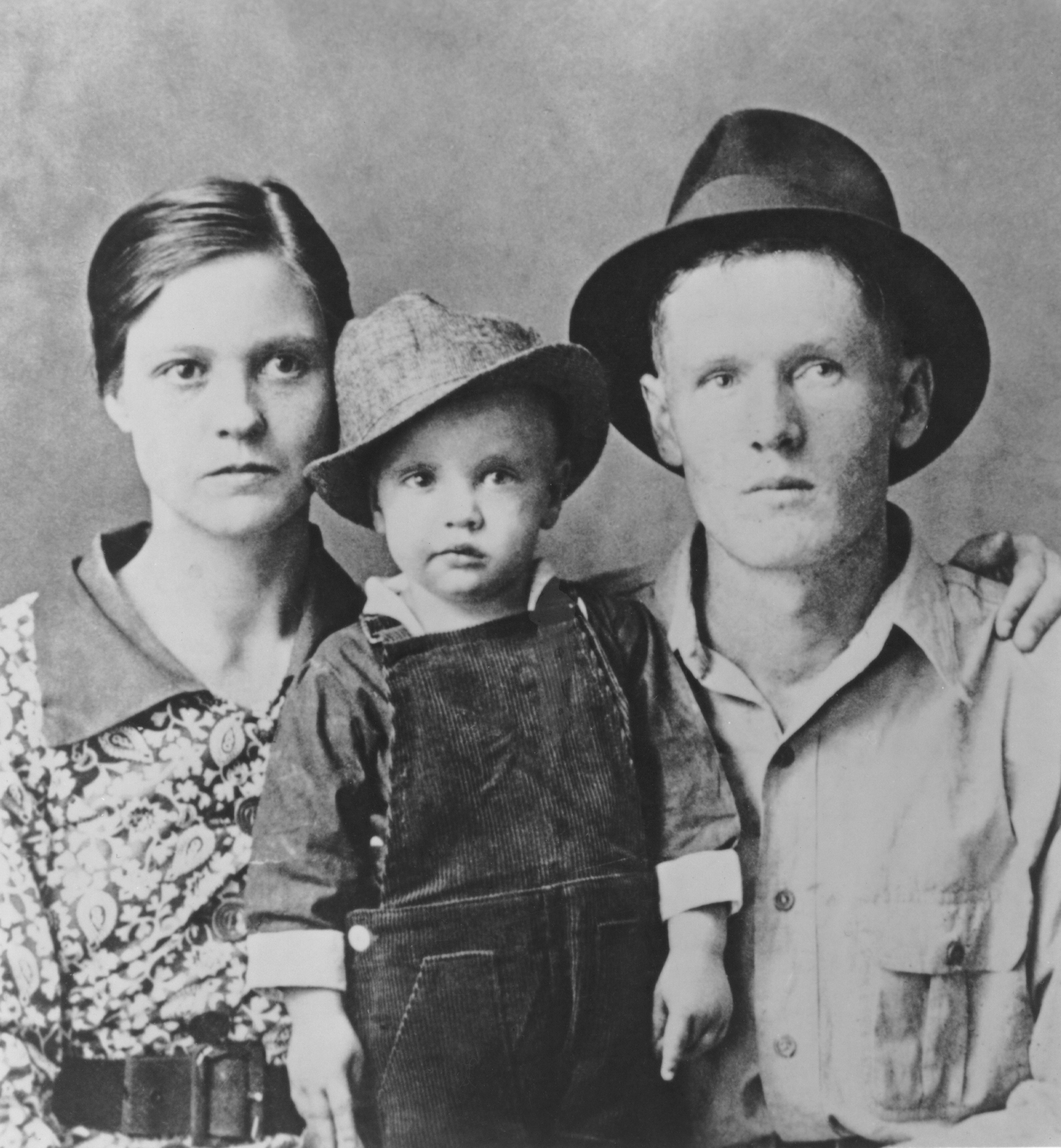 Two year old Elvis Presley poses for a family portrait with his parents Vernon Presley and Gladys Presley in 1937 in Tupelo, Mississippi. | Source: Getty Images