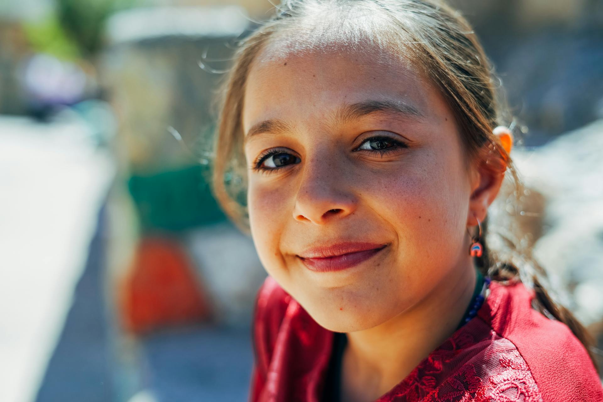 Close-up of a smiling girl looking up | Source: Pexels