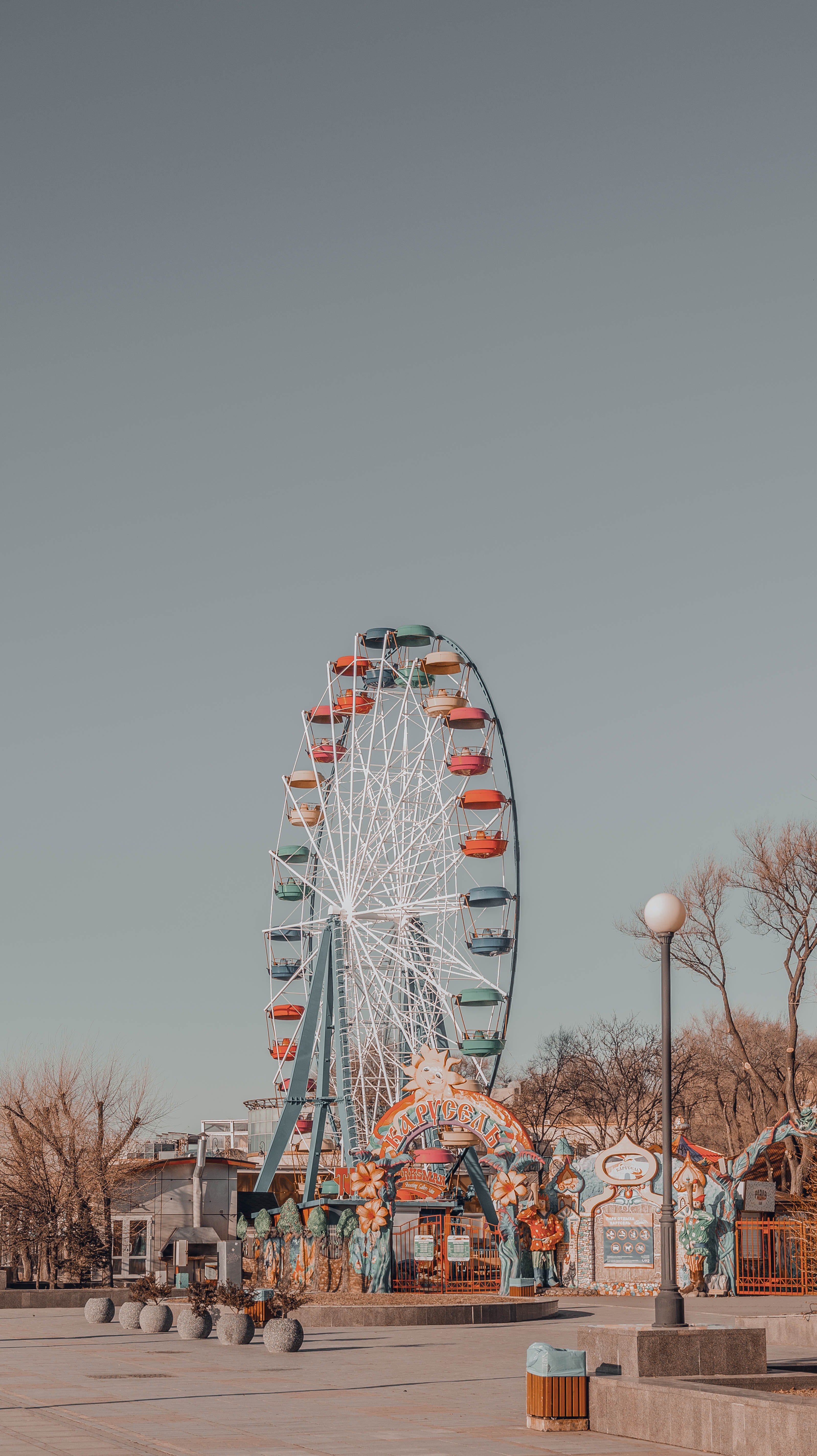 Derek and Sylvia guessed Oliver could be at the amusement park. | Source: Unsplash