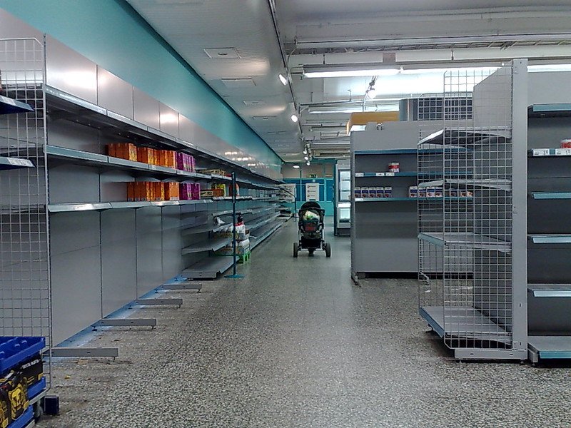 Estantes en mercados se quedan sin productos durante pandemia de COVID-19. | Foto: Flickr