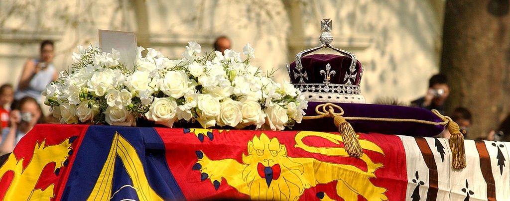 La corona de la reina madre sobre su ataúd en la procesión de su funeral, el 5 de abril de 2002, en Londres, Inglaterra. | Foto: Getty Images