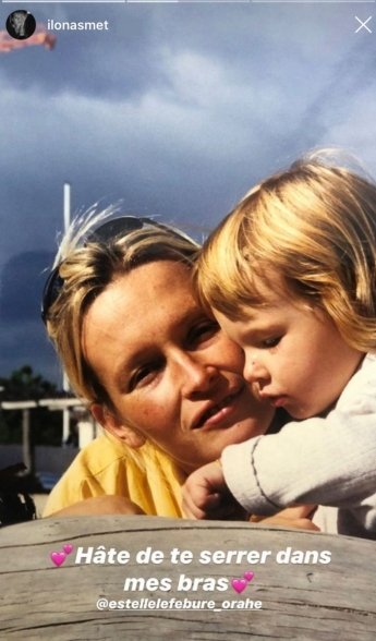 Ilona Smet enfant auprès de sa maman | Source : Getty Images