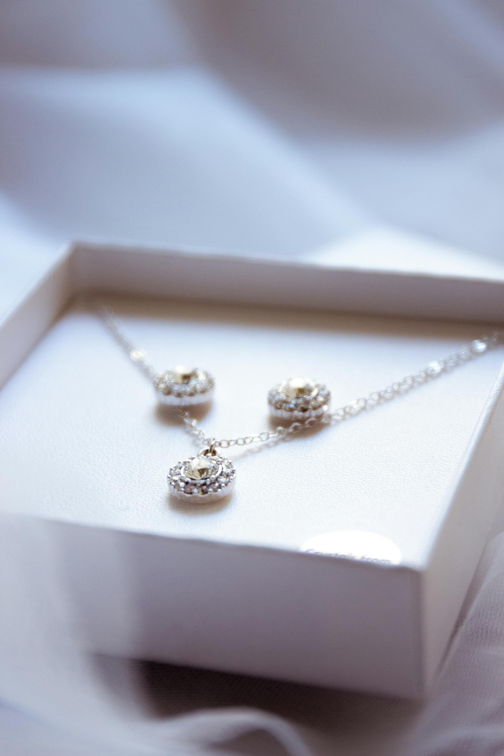 A close-up shot of a necklace in a box | Source: Pexels
