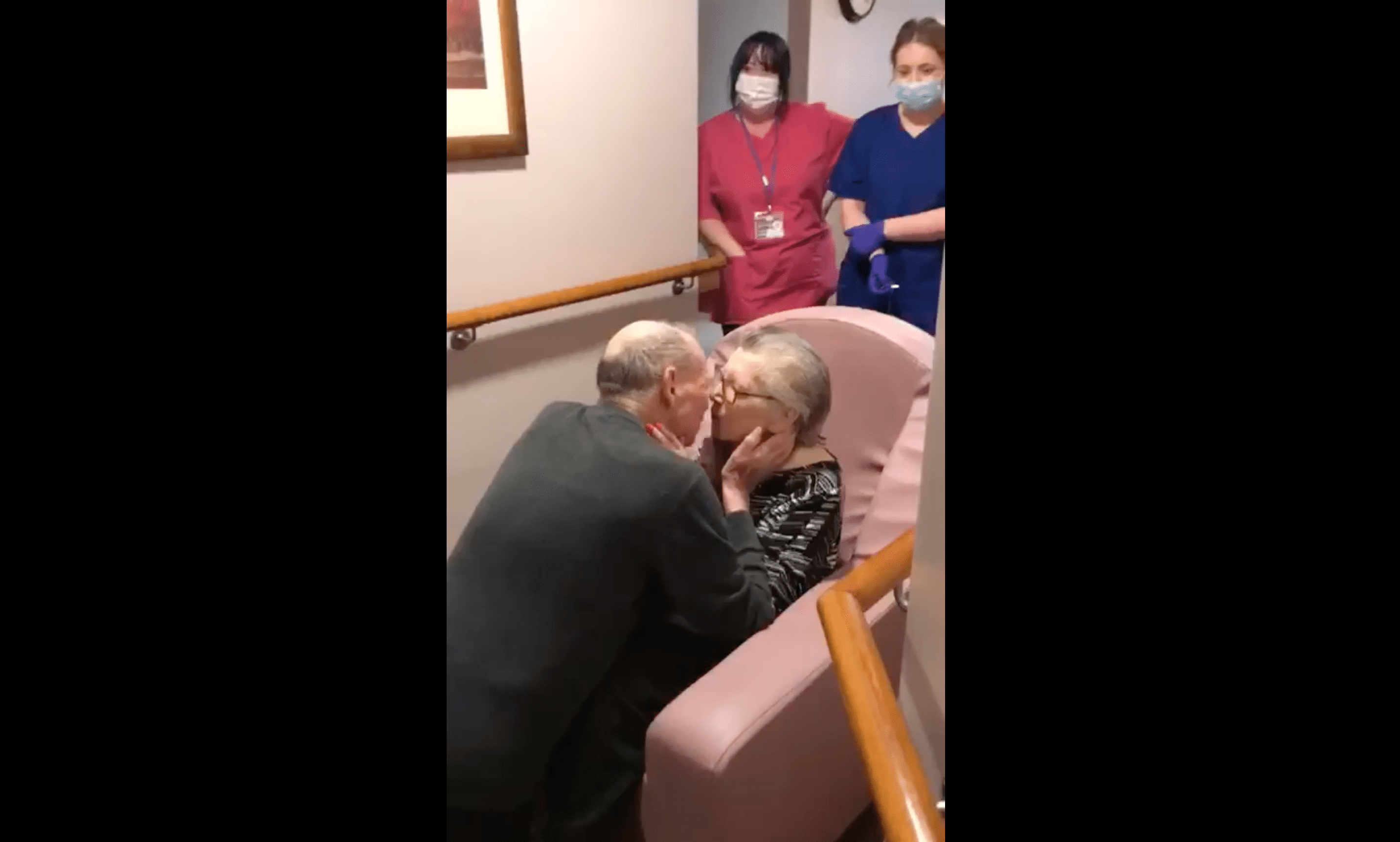 Barbara y Lewis Tunnicliffe besándose. | Foto: Facebook / Bradwell Hall Nursing Home
