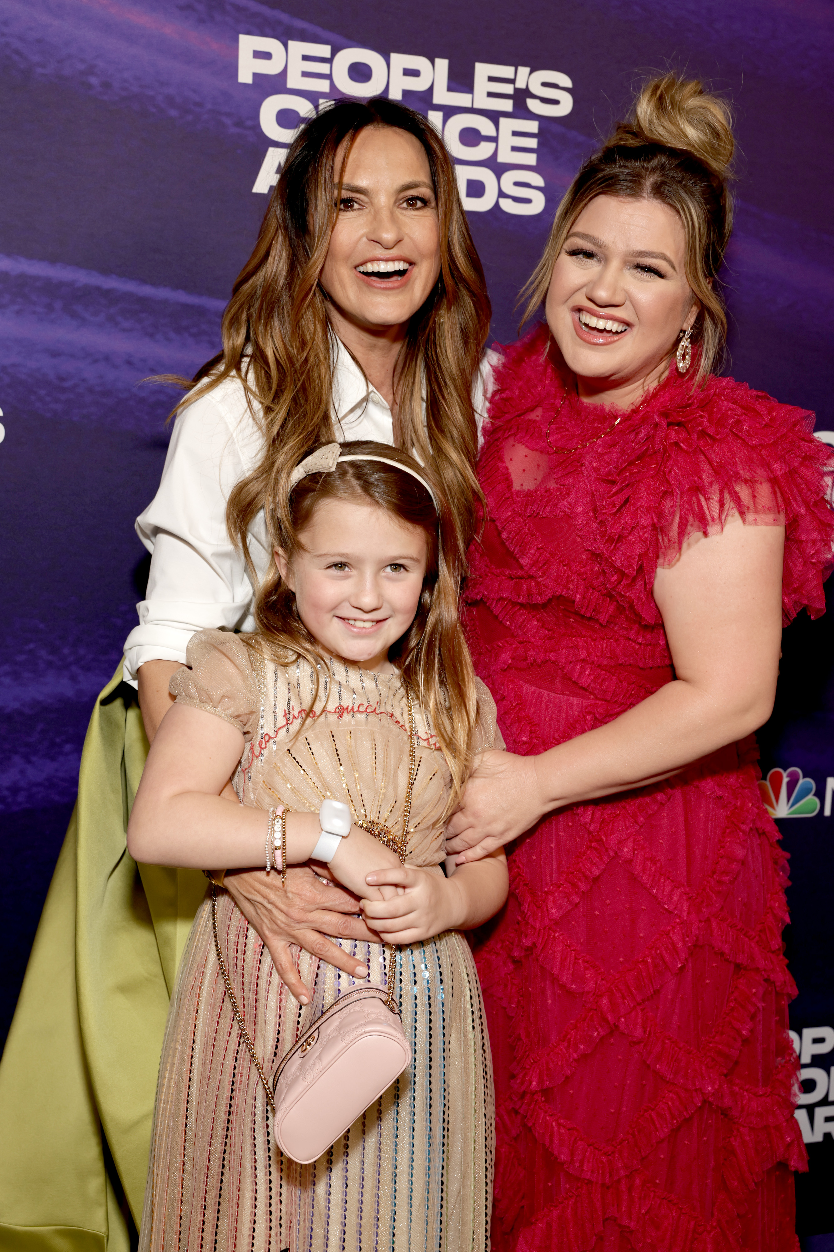 Mariska Hargitay, Kelly Clarkson, and River Blackstock at the 2022 People's Choice Awards on December 6 in Santa Monica, California. | Source: Getty Images