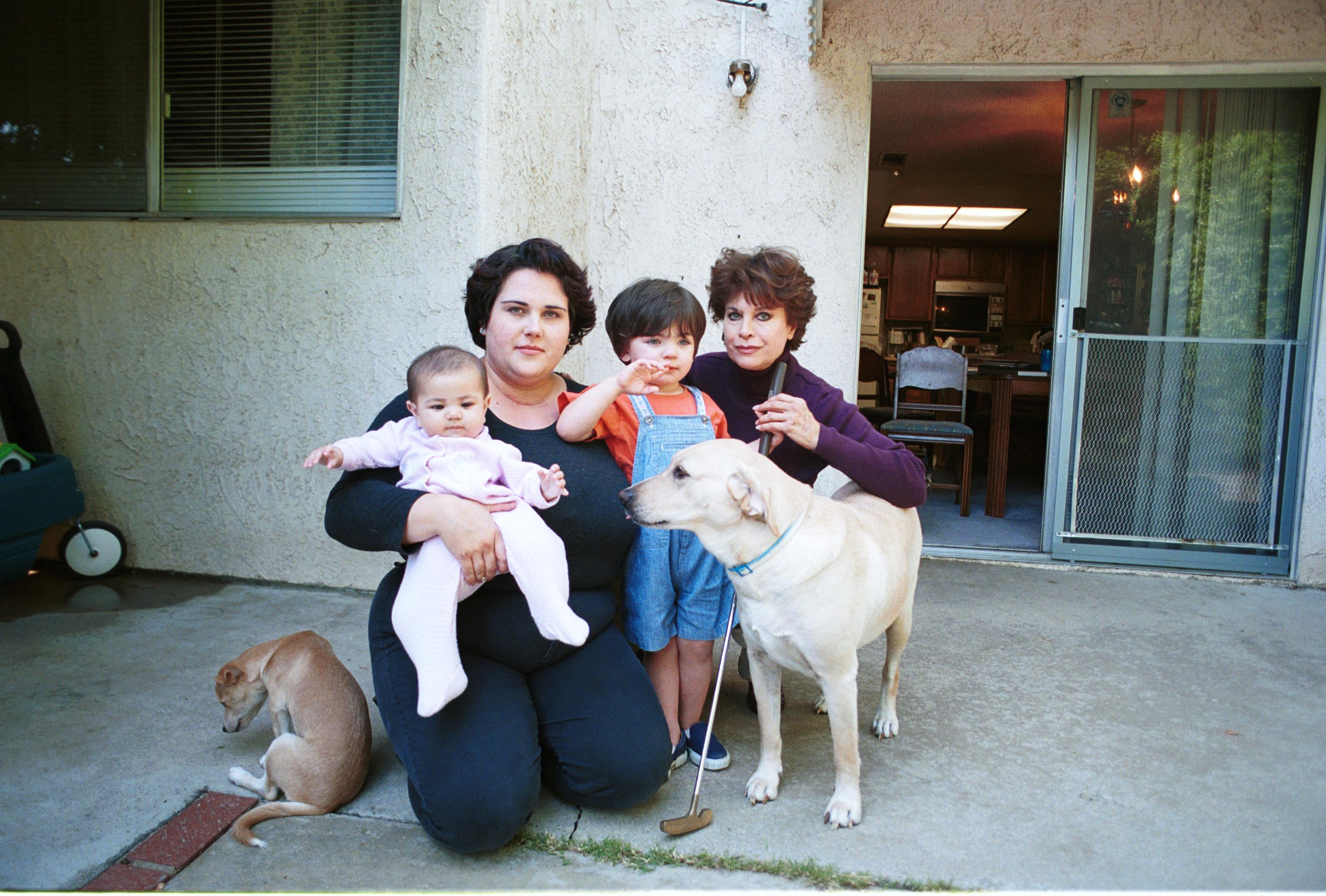 Lana Wood pictured with her family, granddaughter Daphne, daughter Evan Maldonado and grandson Nicholas at their backyard on September 28, 2000 in Thousand Oaks, California | Source: Getty Images