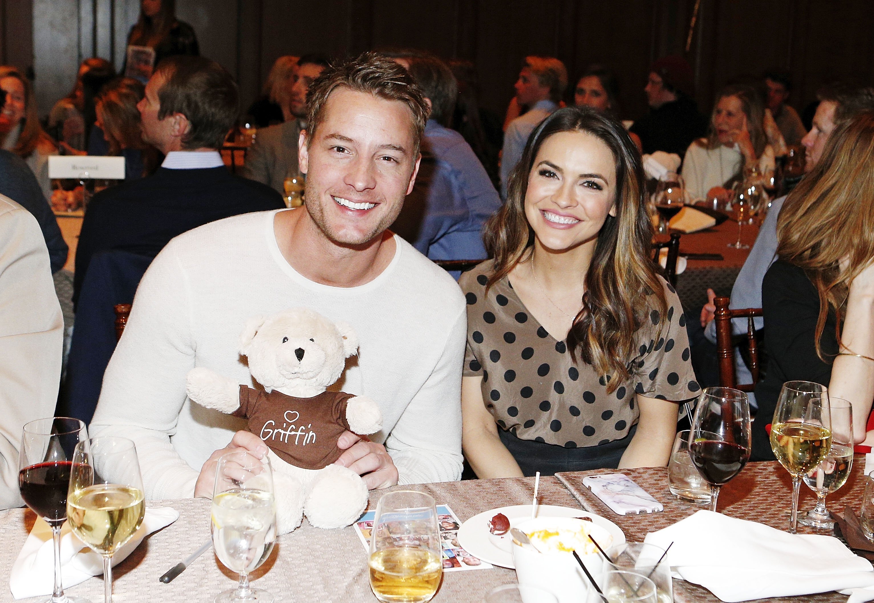 Justin Hartley and Chrishell Stause attend Operation Smile's Celebrity Ski & Smile Challenge Presented by the Rodosky Family on March 11, 2017, in Park City, Utah. | Source: Getty Images.