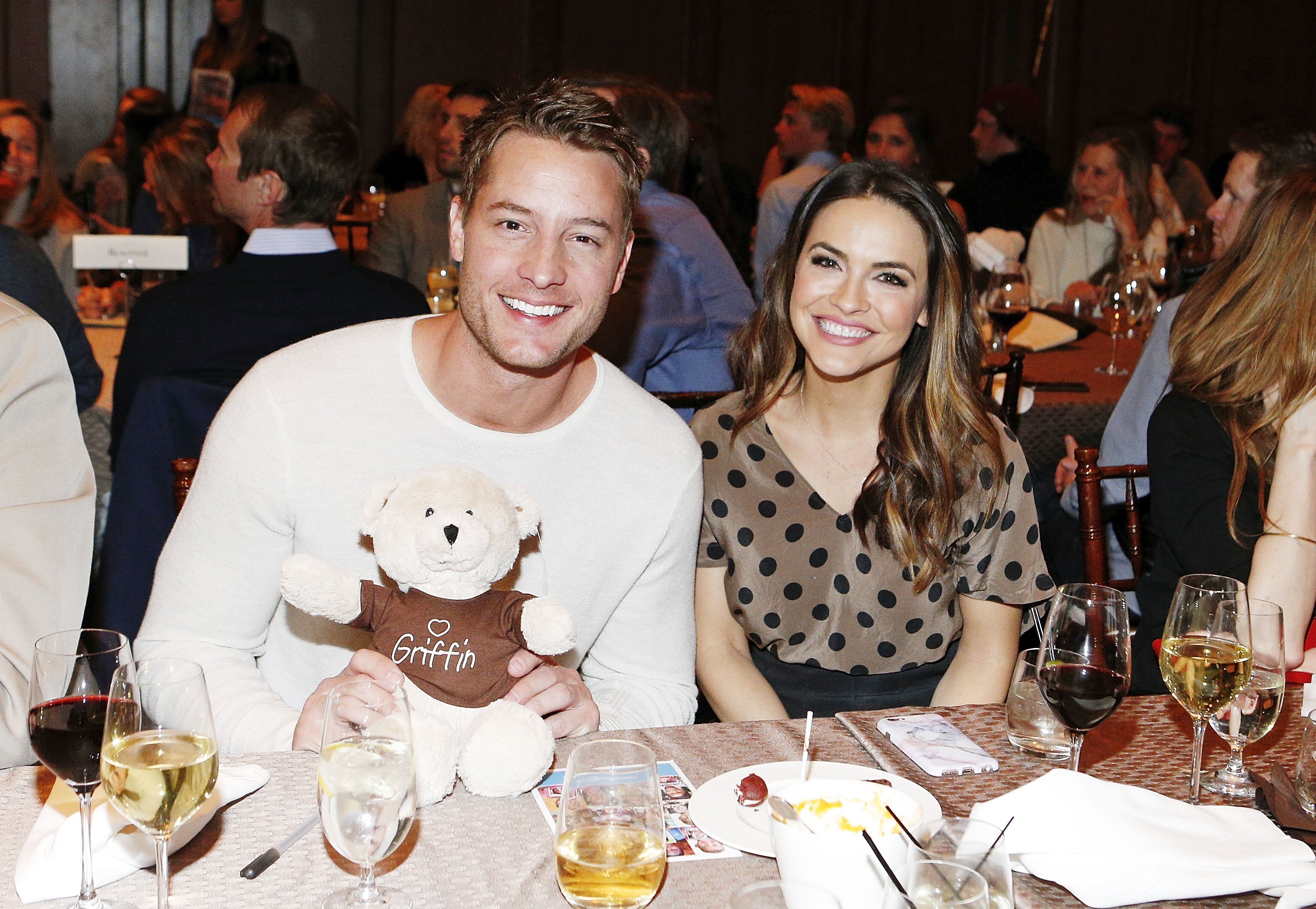 Justin Hartley (L) and Chrishell Stause attend Operation Smile's Celebrity Ski & Smile Challenge Presented by the Rodosky Family on March 11, 2017, in Park City, Utah. | Source: Getty Images.