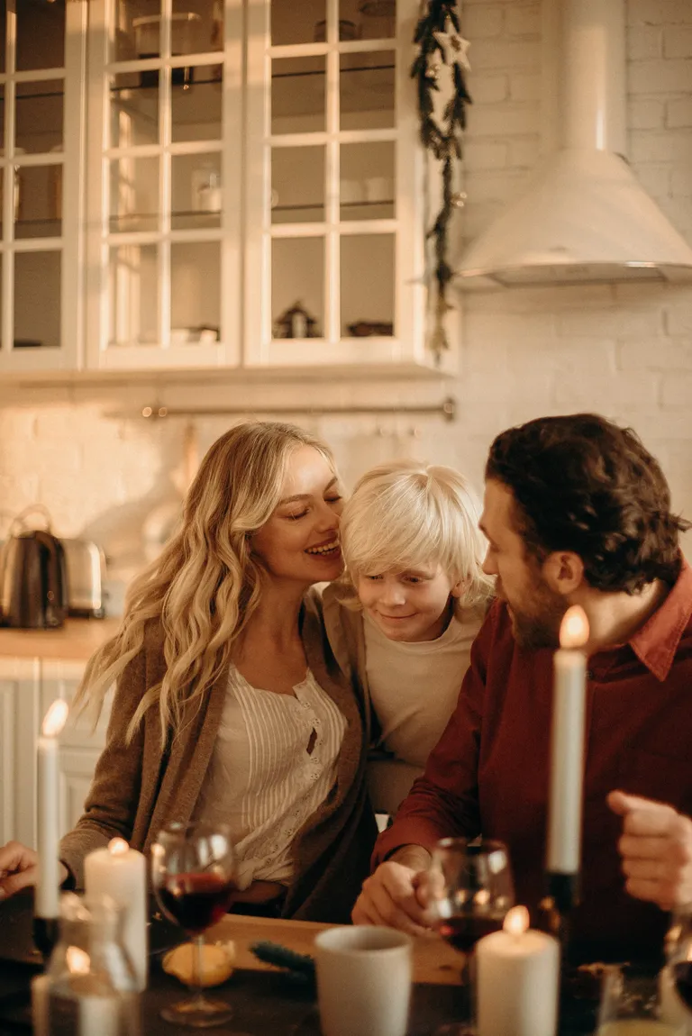 Peter a appris à connaître ses parents après que la famille d'Adam ait organisé un repas pour eux. | Source : Pexels