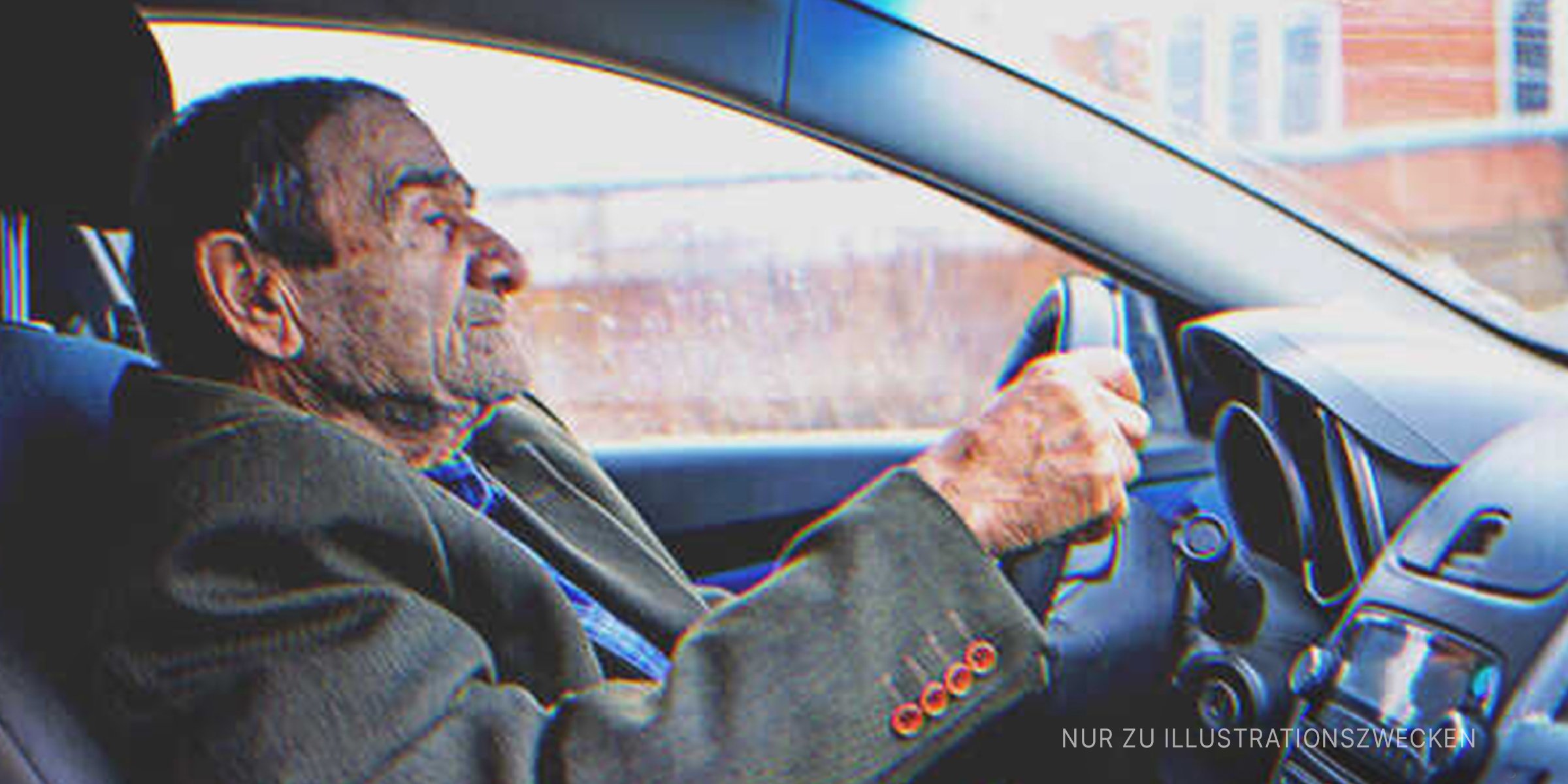 Alter Mann fährt. | Quelle: Shutterstock