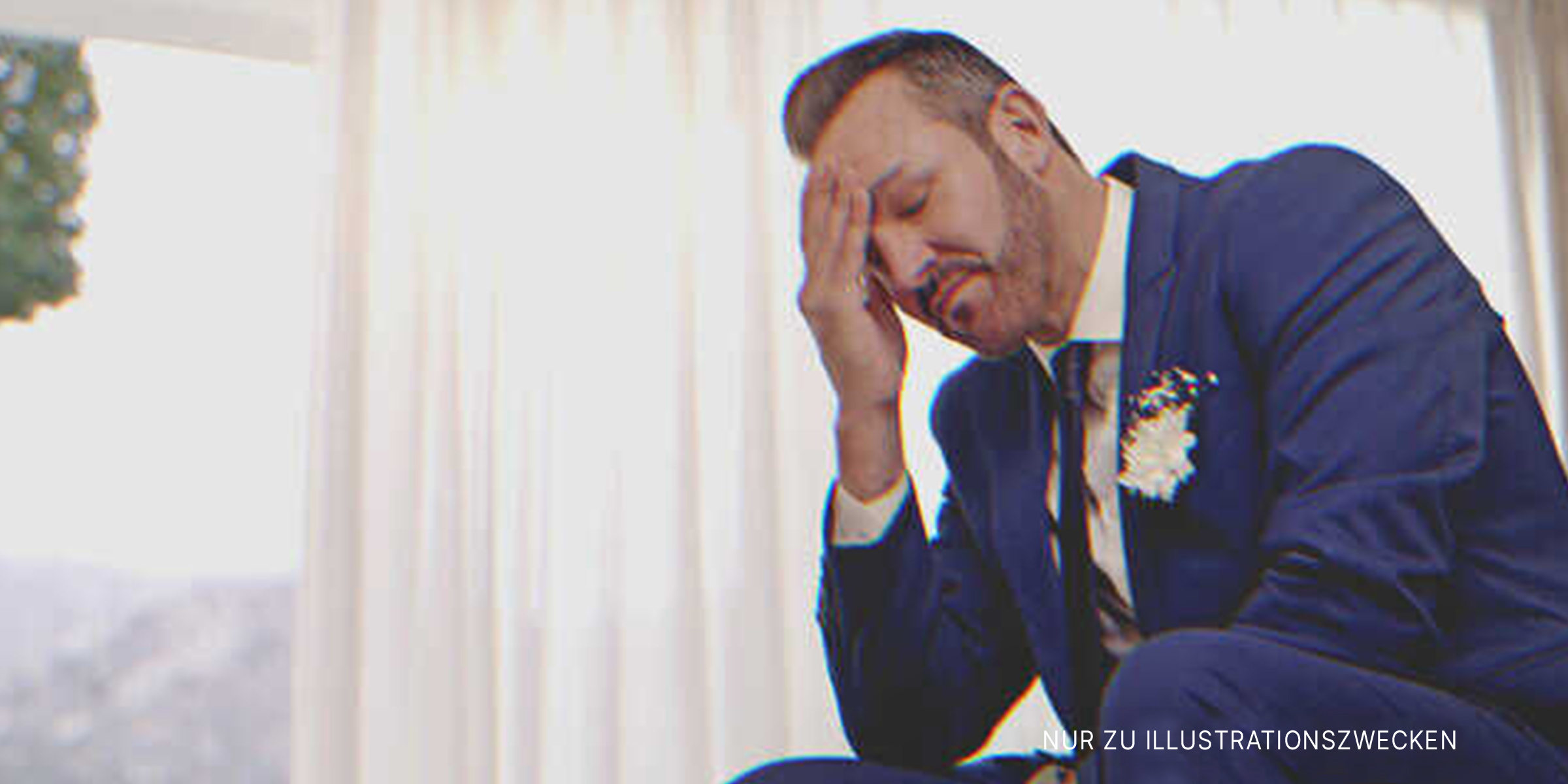 Der Bräutigam fasst sich frustriert an den Kopf. | Quelle: Getty Images