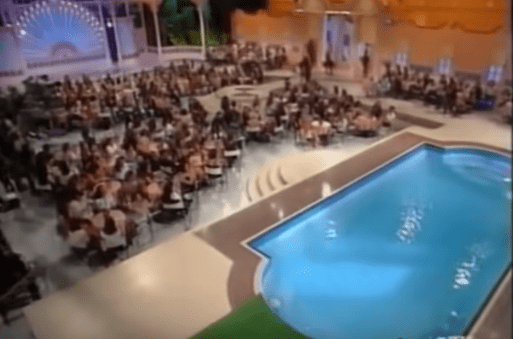 La piscina donde los concursantes se posaban alrededor para ser elegidos. | Foto: YouTube /MUSICA La piscina donde los concursantes se posaban alrededor para ser elegidos. | Foto: YouTube /MUSICA