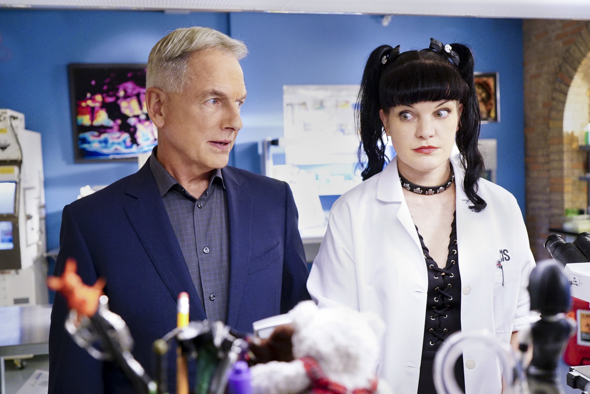 Pauley Perrette als Abby und Mark Harmon als Agent Gibbs in "NCIS". | Quelle: Getty Images