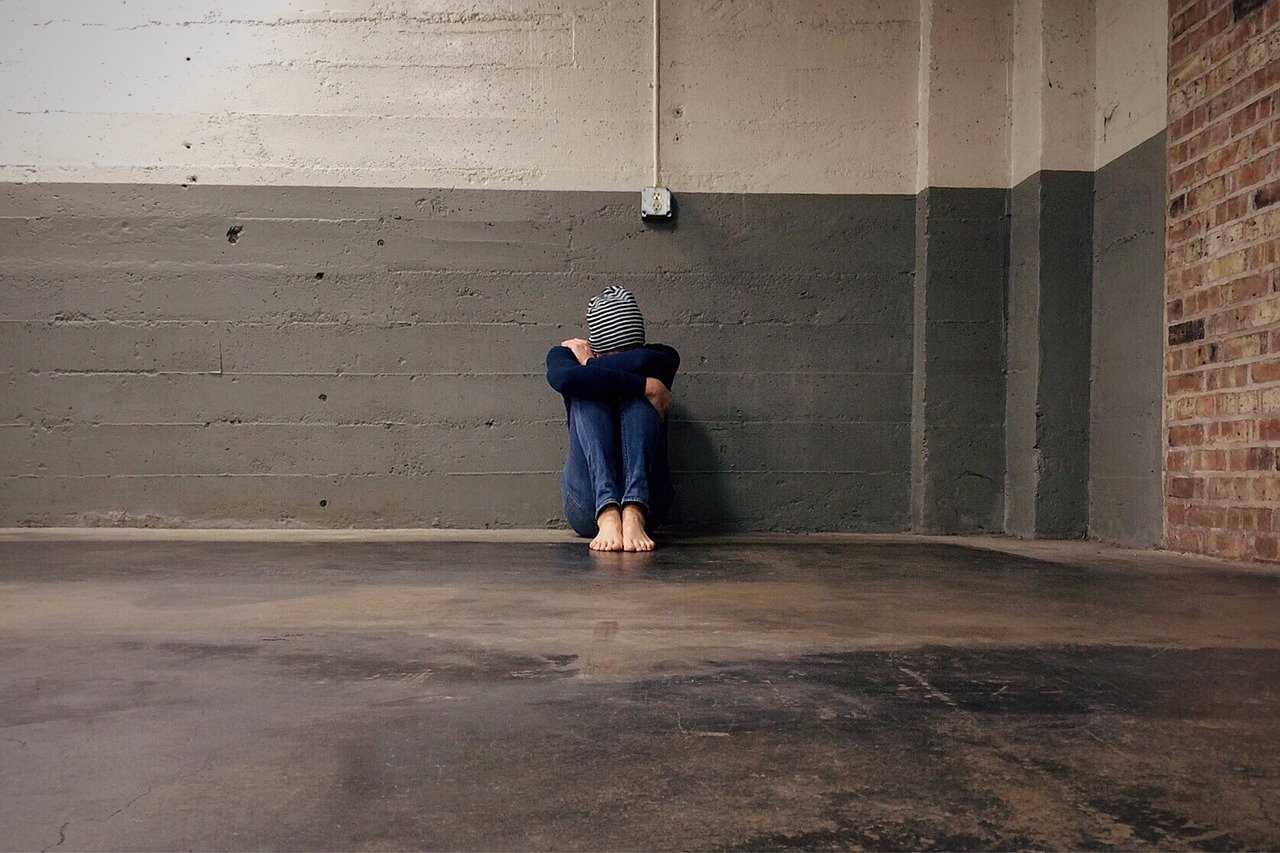 Une adolescente repliée sur elle-même. l Source: Pixabay