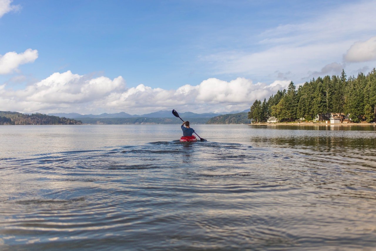 Photo of a man kayaking | Photo:  Pexels