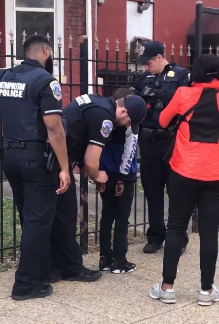 10-year-old handcuffed by Police .  | Source: Twitter/ aspiring basketball wife @beathemost