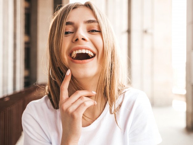 Jovencita sonriendo a la cámara. | Foto: Freepik