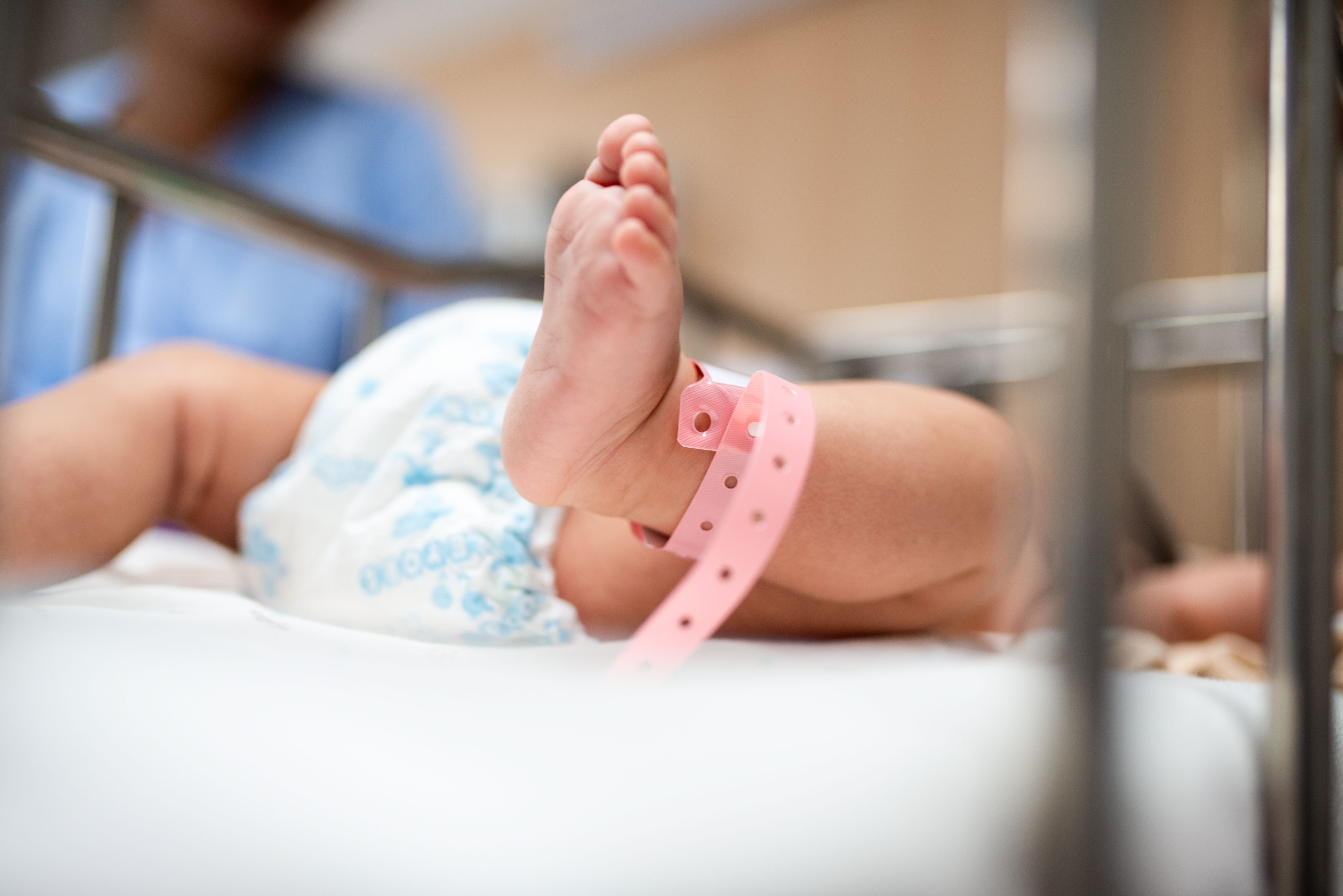 A baby with a hospital bracelet on her foot | Source: Shutterstock