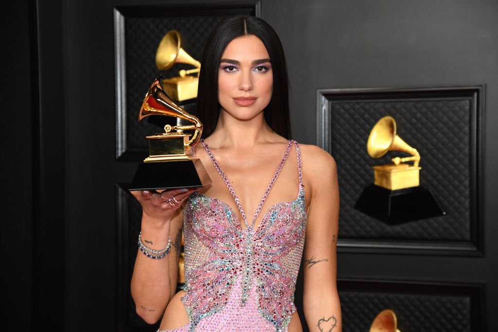 Dua Lipa en la entrega número 63 de los Premios Grammy en Los Ángeles, 14 de marzo de 2021.| Foto: Getty Images