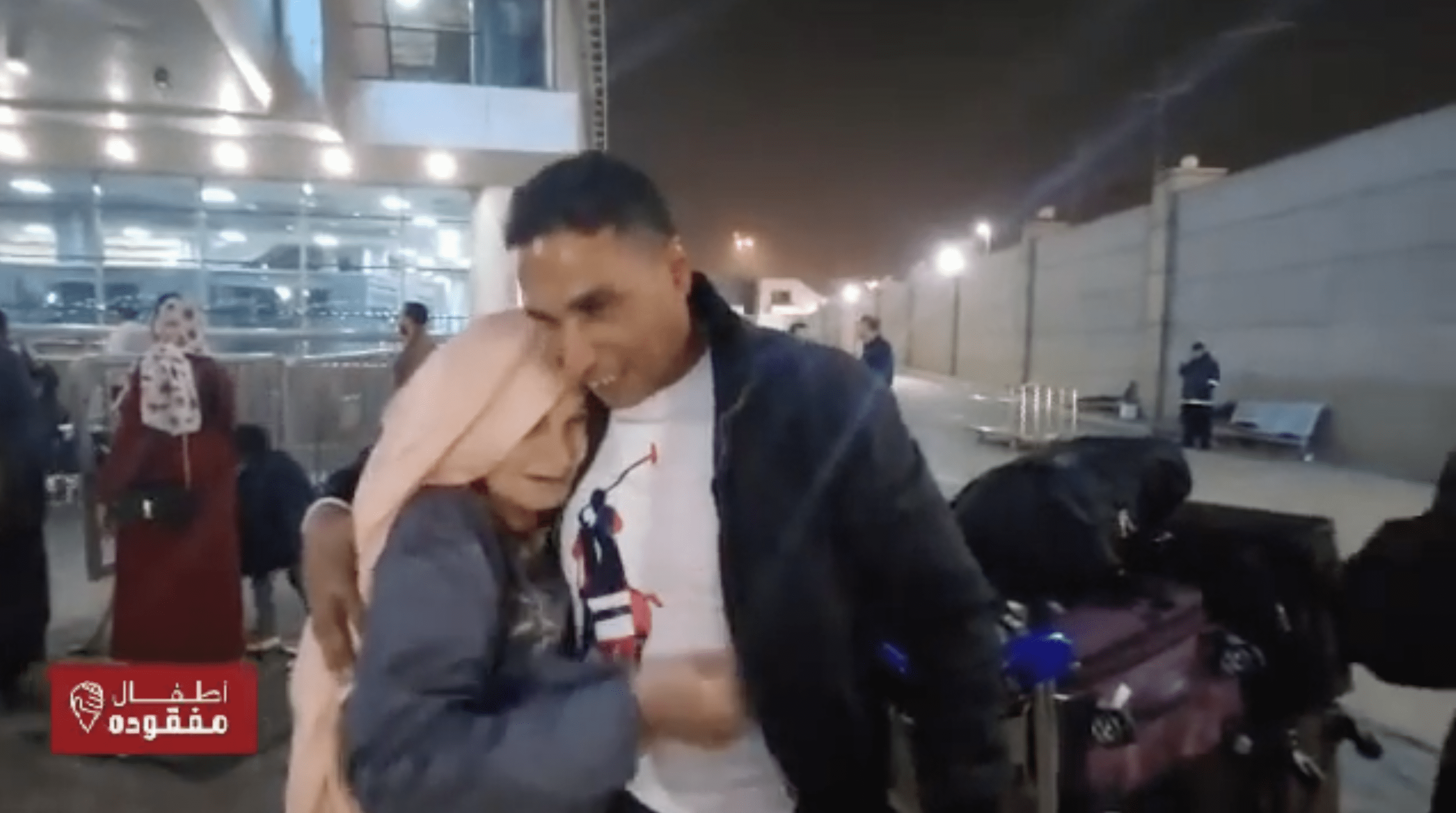 Wissam Mohamed abraza a su madre Reda Mahmoud en el aeropuerto. | Foto: facebook.com/atfalmafkoda