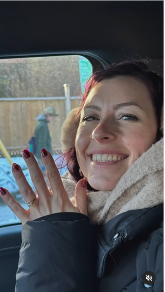 Amanda shows off her engagement ring, from a post dated December 22, 2024 | Source: Instagram/tomgreen