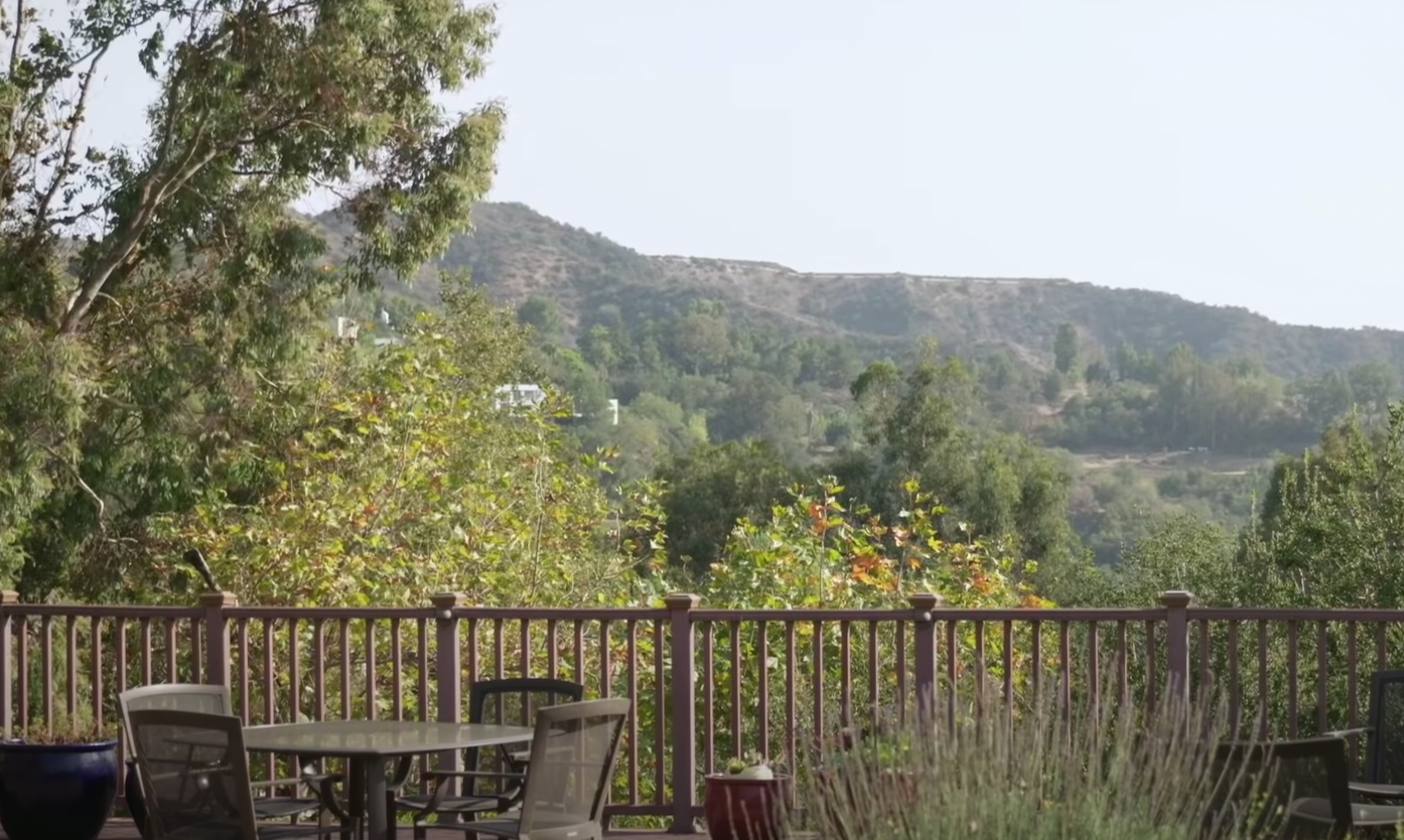 La casa de Barbara Eden y Jon Eicholtz con vistas a la montaña en Beverly Hills, Los Ángeles. | Foto: YouTube@People