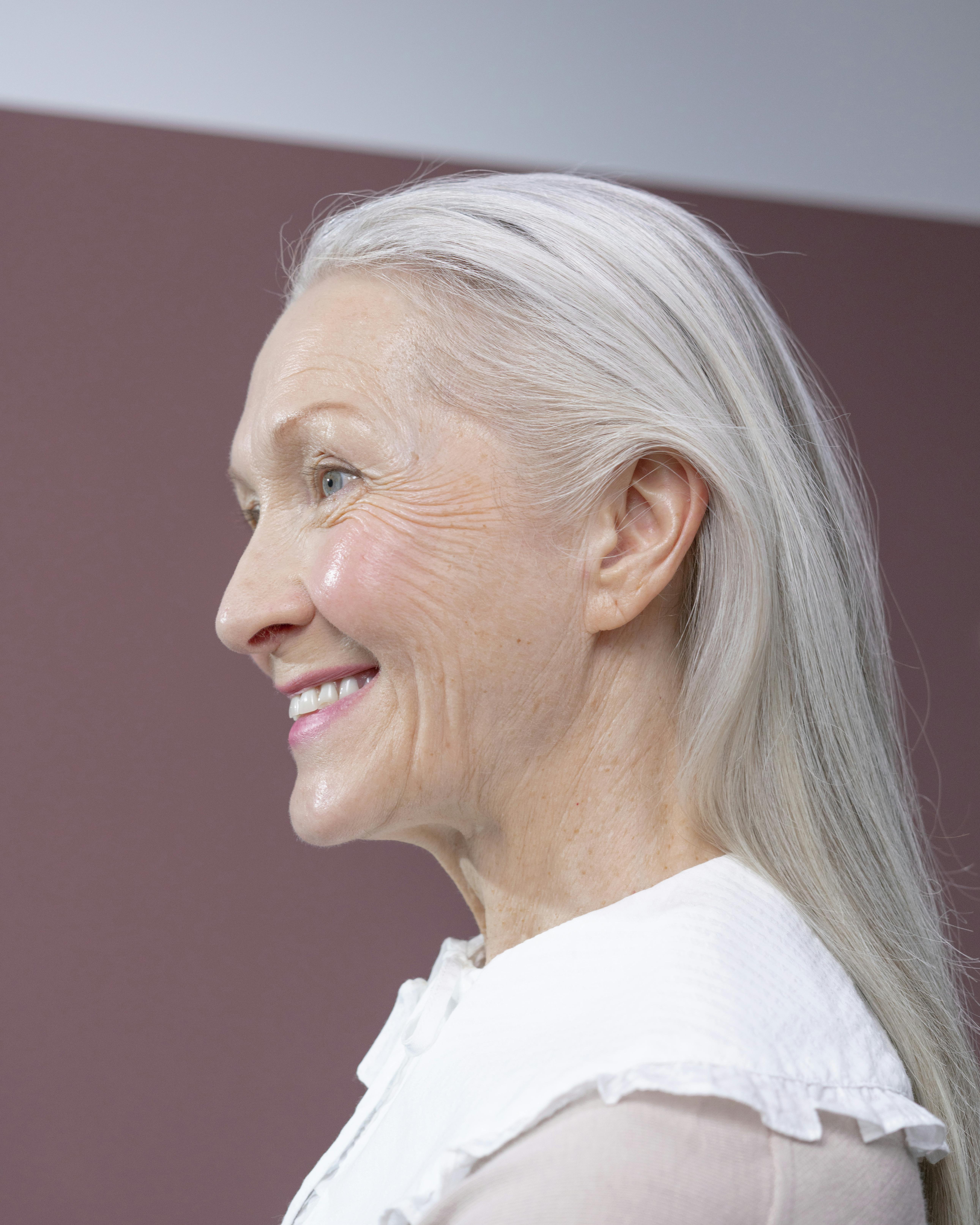 A woman with gray hair | Source: Pexels